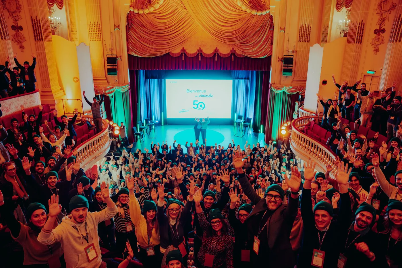 Animation séminaire Angers groupe en activité sur les bords de Maine avec le château en arrière-plan — INNOV'events organisation événements