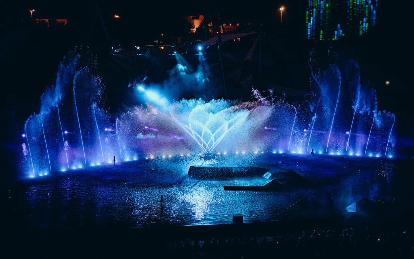 Animation séminaire Angers groupe en activité sur les bords de Maine avec le château en arrière-plan — INNOV'events organisation événements