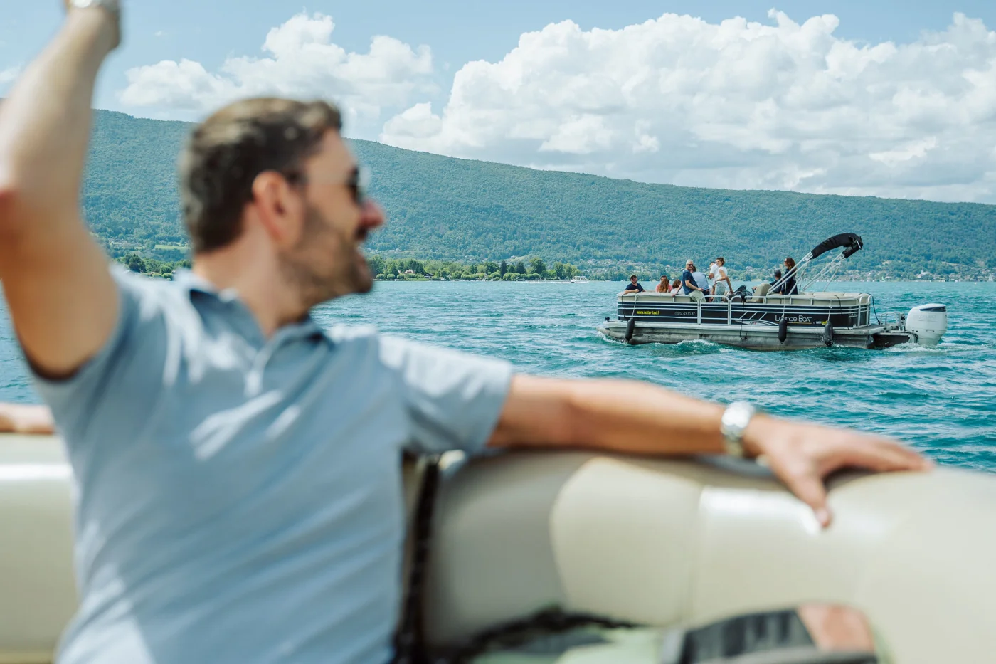 Animation séminaire Annecy groupe en activité sur les rives du lac avec les Alpes en arrière-plan — INNOV'events organisation événements