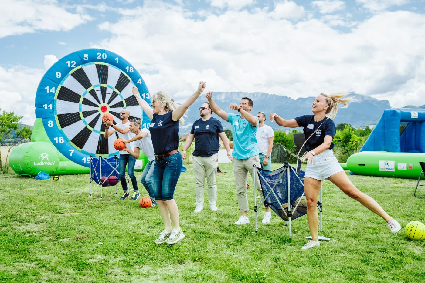 Séminaire Annecy équipes en atelier de travail en sous-groupes terrasse alpestre — INNOV'events