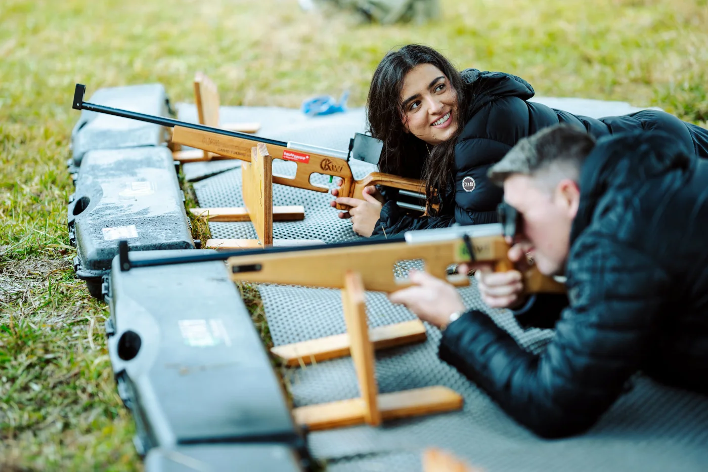 Séminaire Annecy groupe en session de travail en terrasse avec vue panoramique sur le lac et les Alpes — INNOV'events