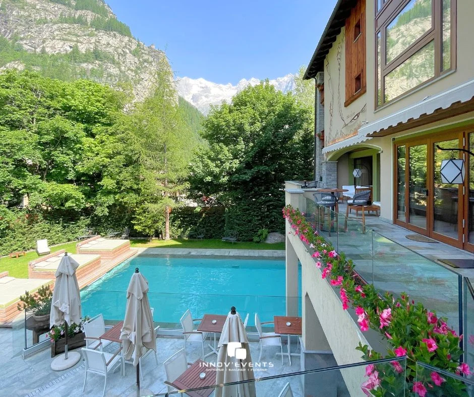 Animation séminaire Annecy groupe en activité sur les rives du lac avec les Alpes en arrière-plan — INNOV'events organisation événements