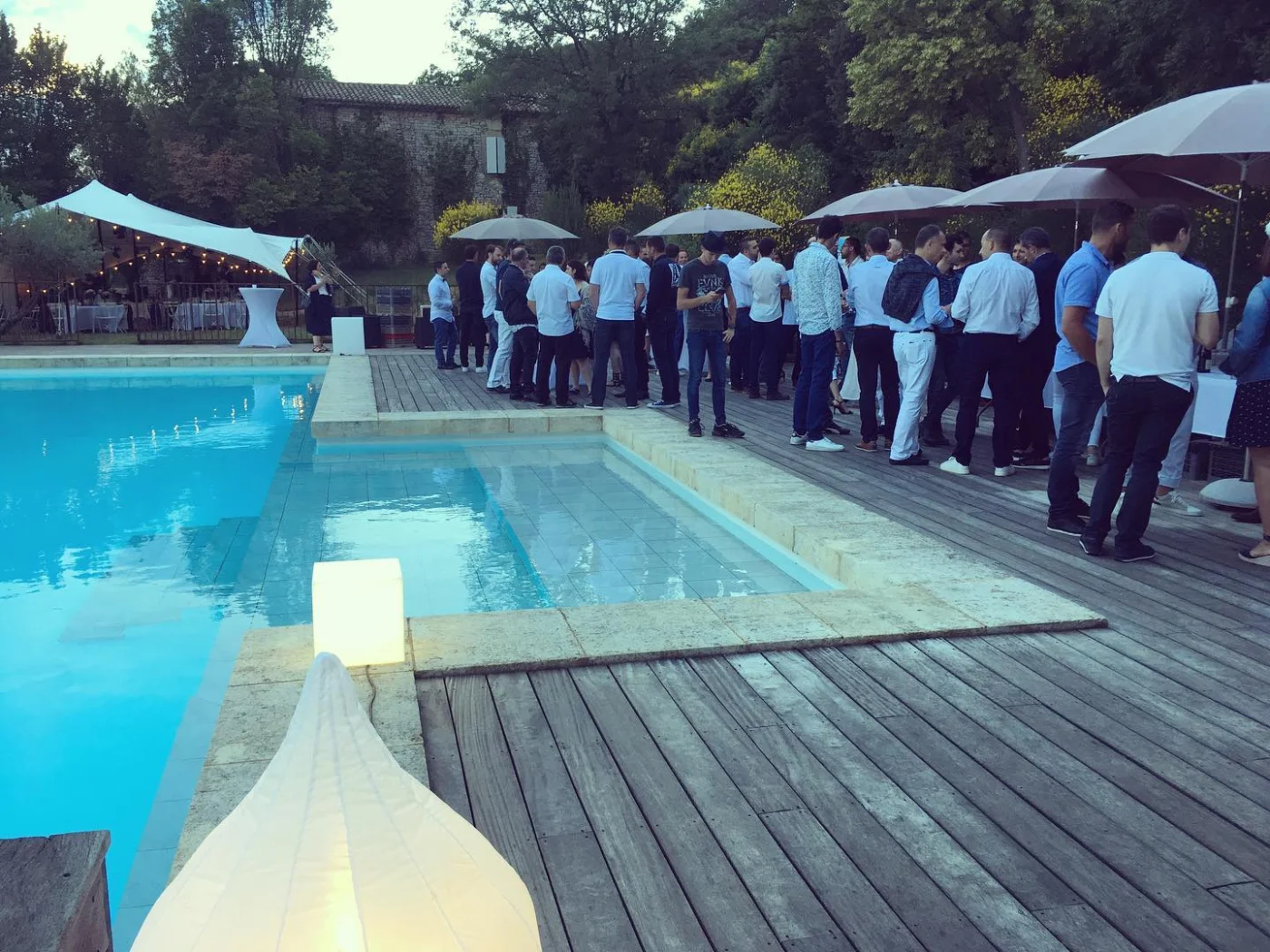 Animation séminaire Avignon groupe en activité outdoor face aux remparts médiévaux — INNOV'events organisation événements