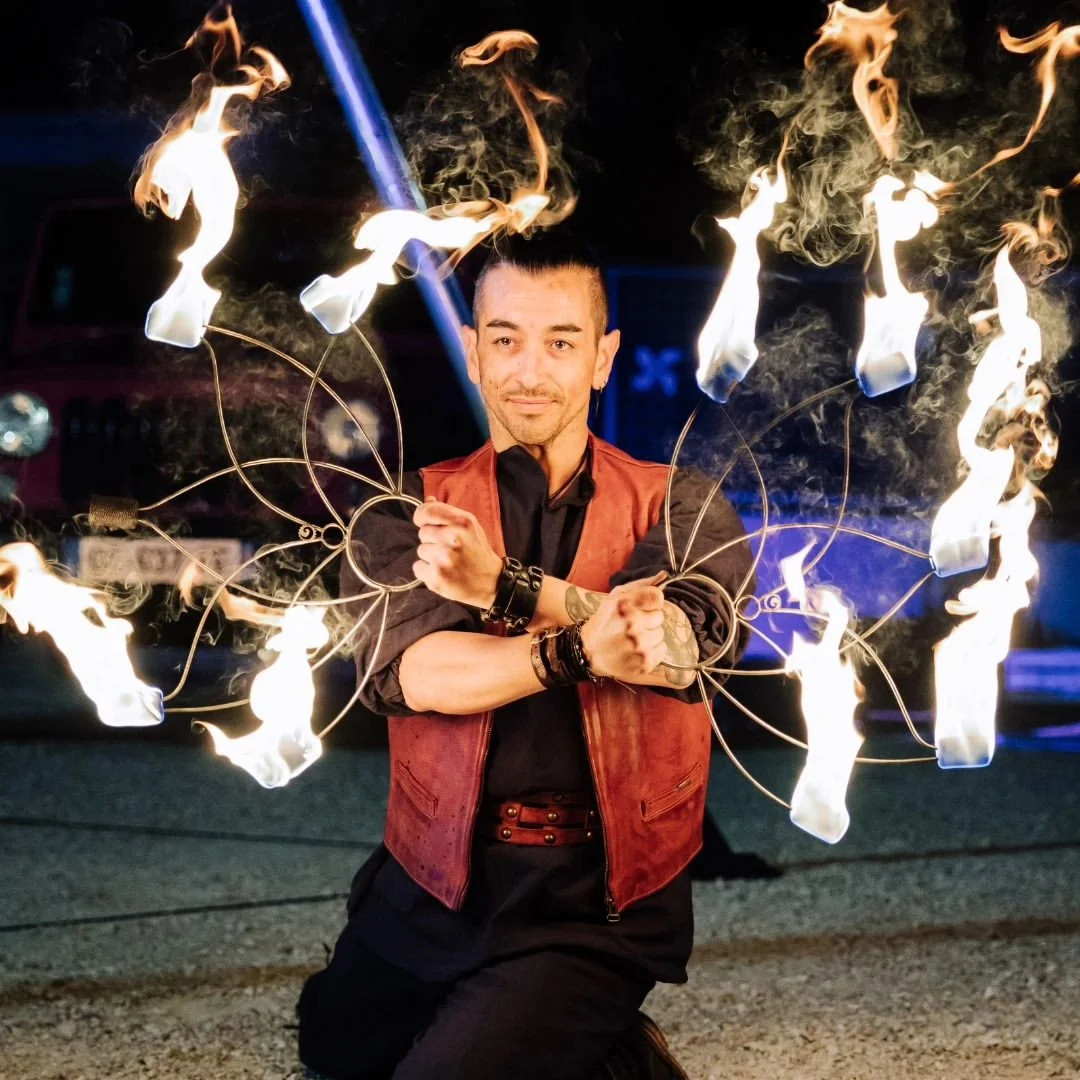 Animation séminaire Avignon groupe en activité outdoor face aux remparts médiévaux — INNOV'events organisation événements