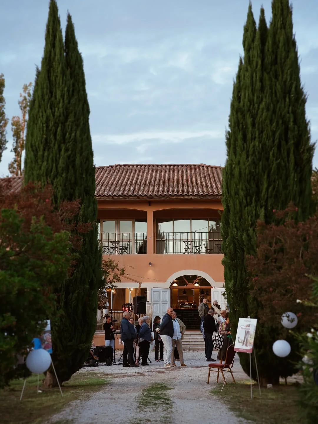 Séminaire entreprise Avignon groupe en plénière avec vue sur le Palais des Papes — INNOV'events