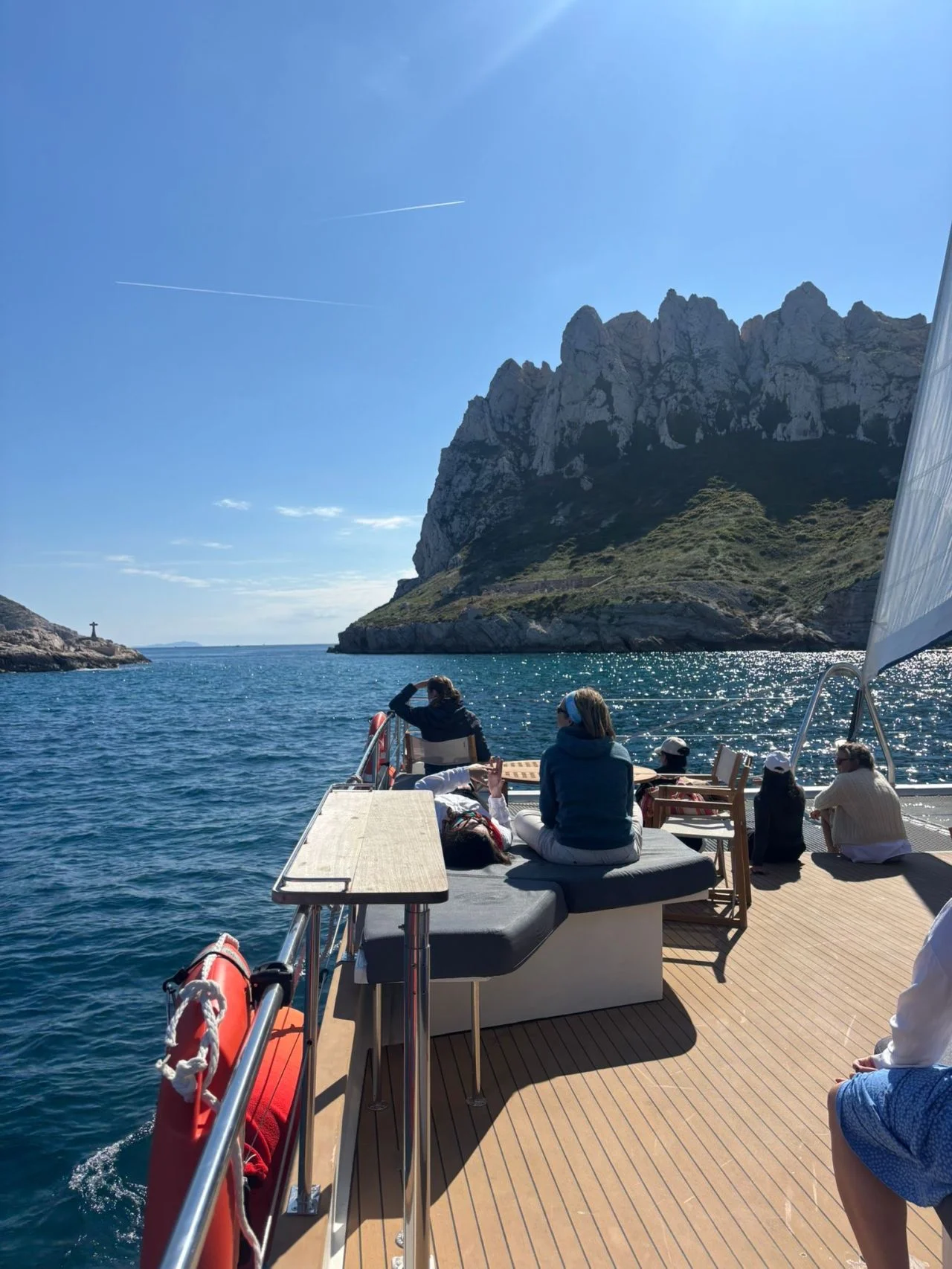 Animation séminaire Marseille groupe sur le Vieux-Port avec vue sur Notre-Dame-de-la-Garde — INNOV'events organisation événements