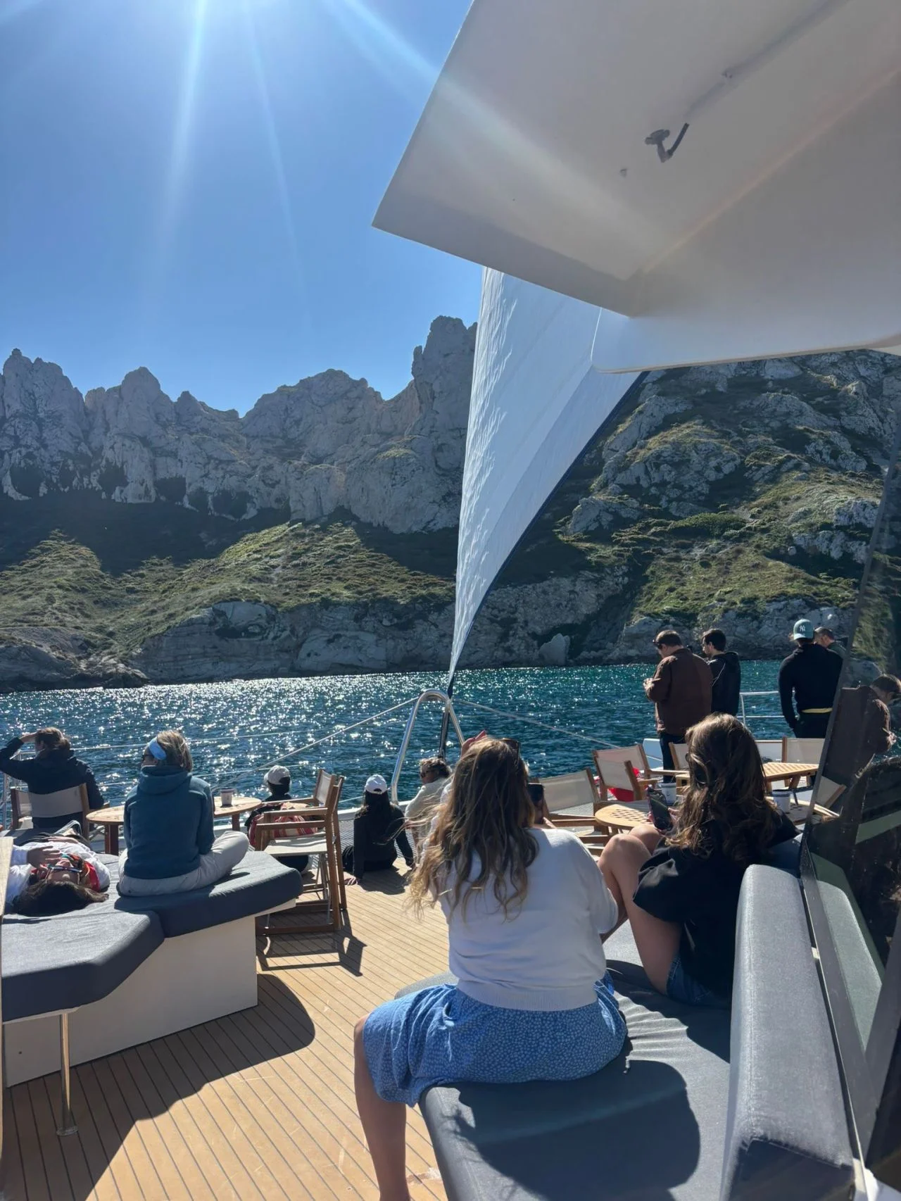 Animation séminaire Marseille groupe sur le Vieux-Port avec vue sur Notre-Dame-de-la-Garde — INNOV'events organisation événements