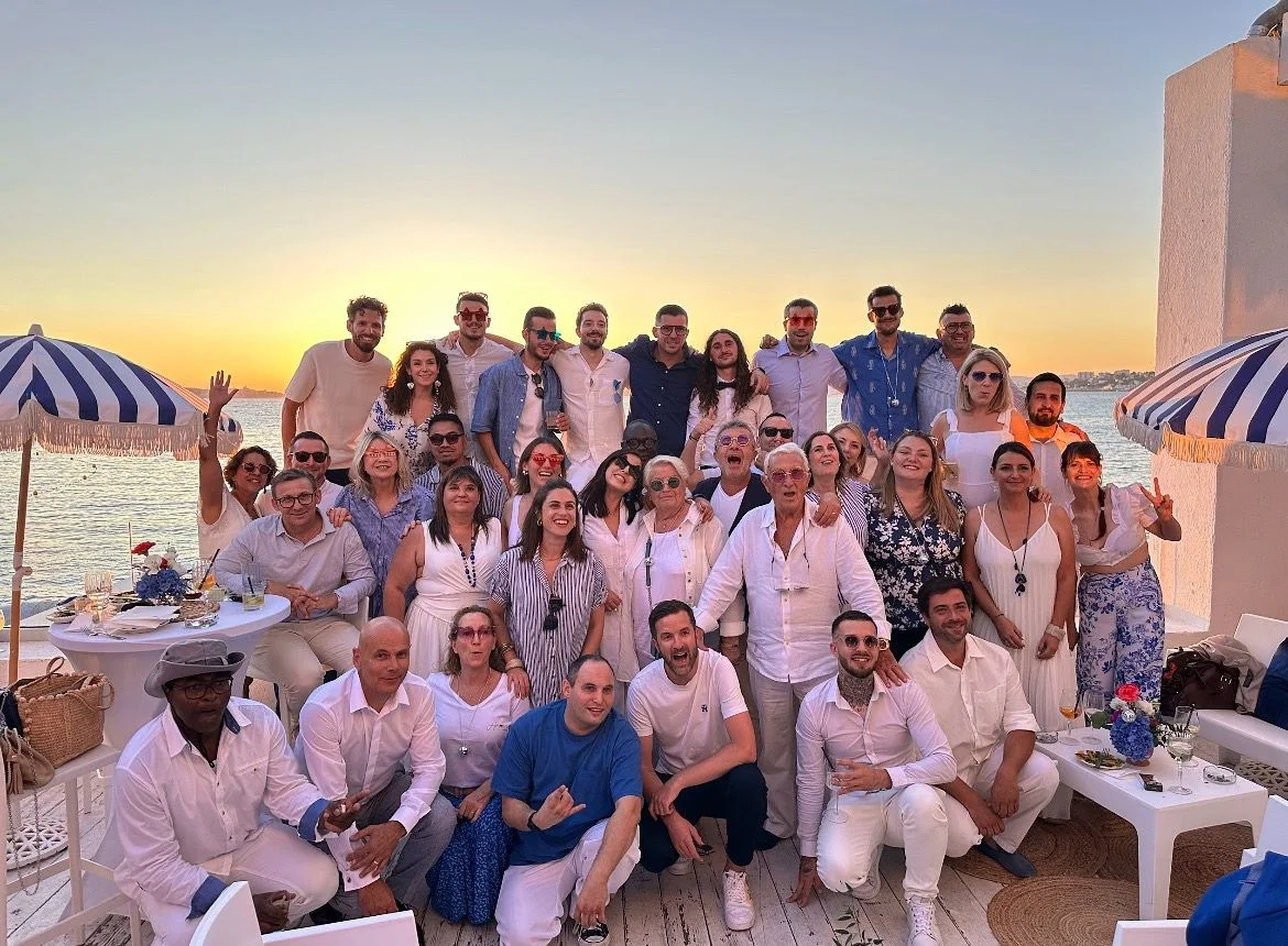 Animation séminaire Marseille groupe sur le Vieux-Port avec vue sur Notre-Dame-de-la-Garde — INNOV'events organisation événements