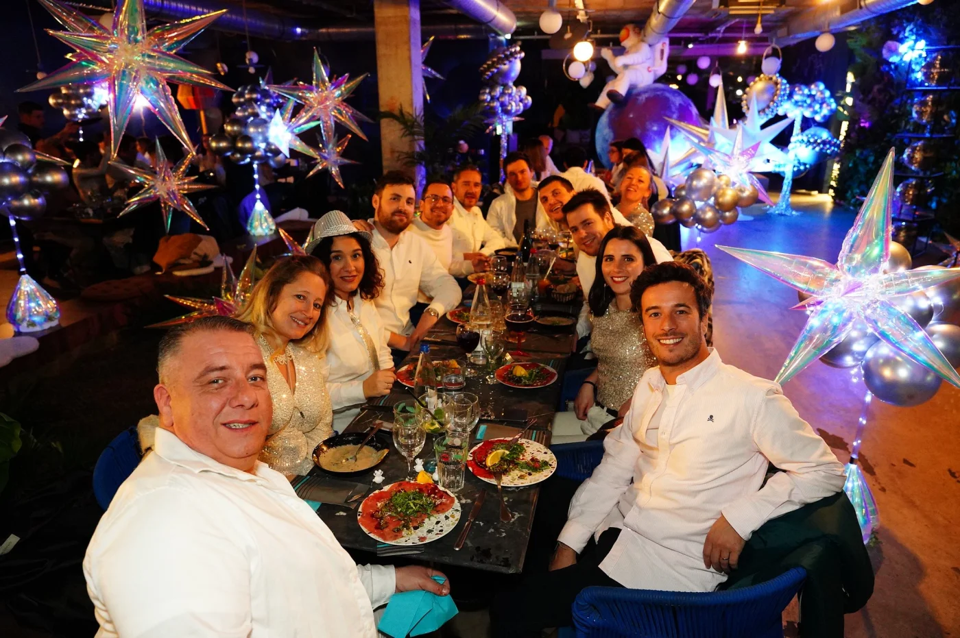 Animation séminaire Toulon équipes en cohésion sur les quais de la rade avec vue sur les collines — INNOV'events organisation événements