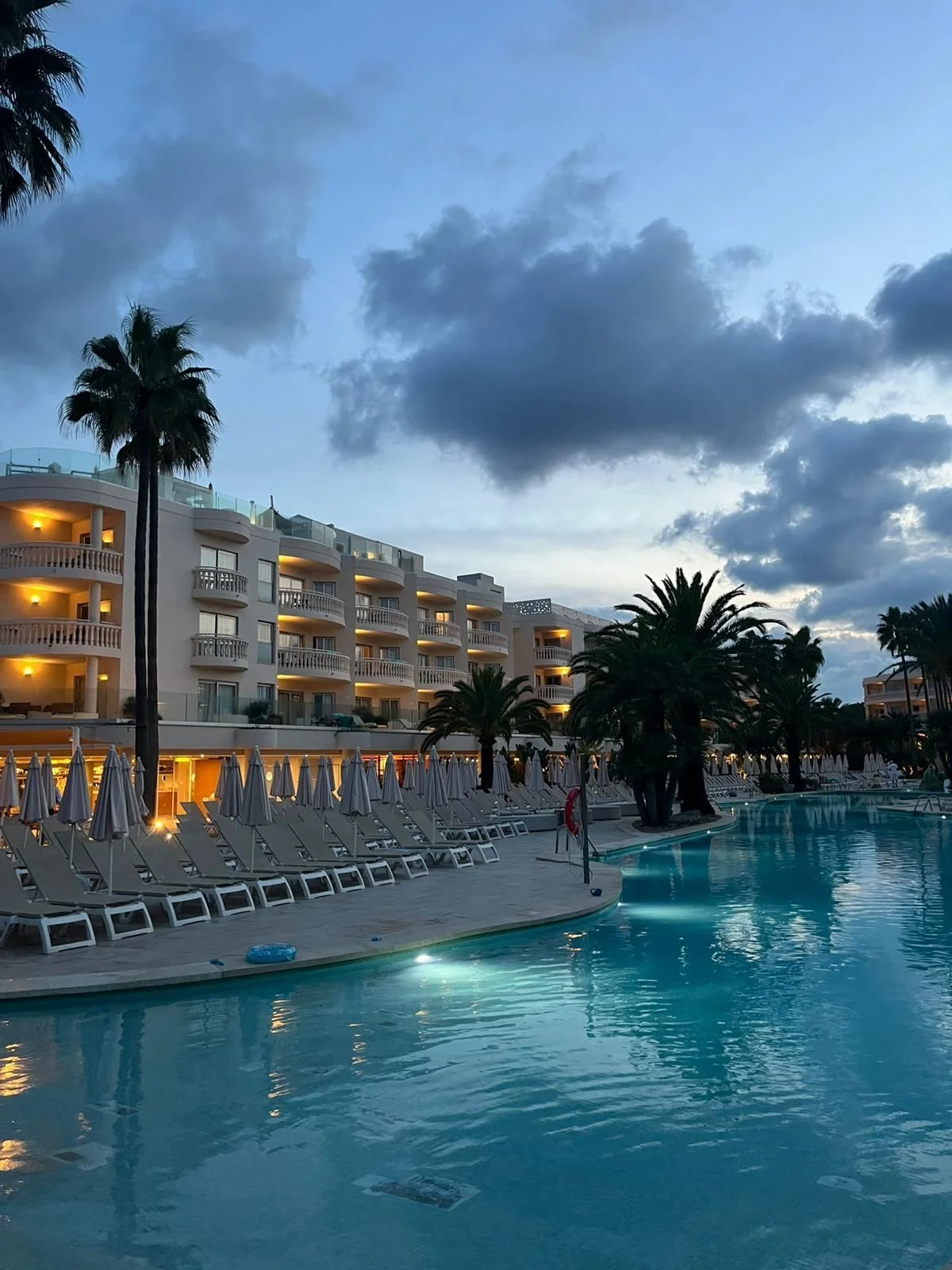 Animation séminaire Nantes groupe en activité outdoor sur les bords de Loire vue estuaire — INNOV'events organisation événements