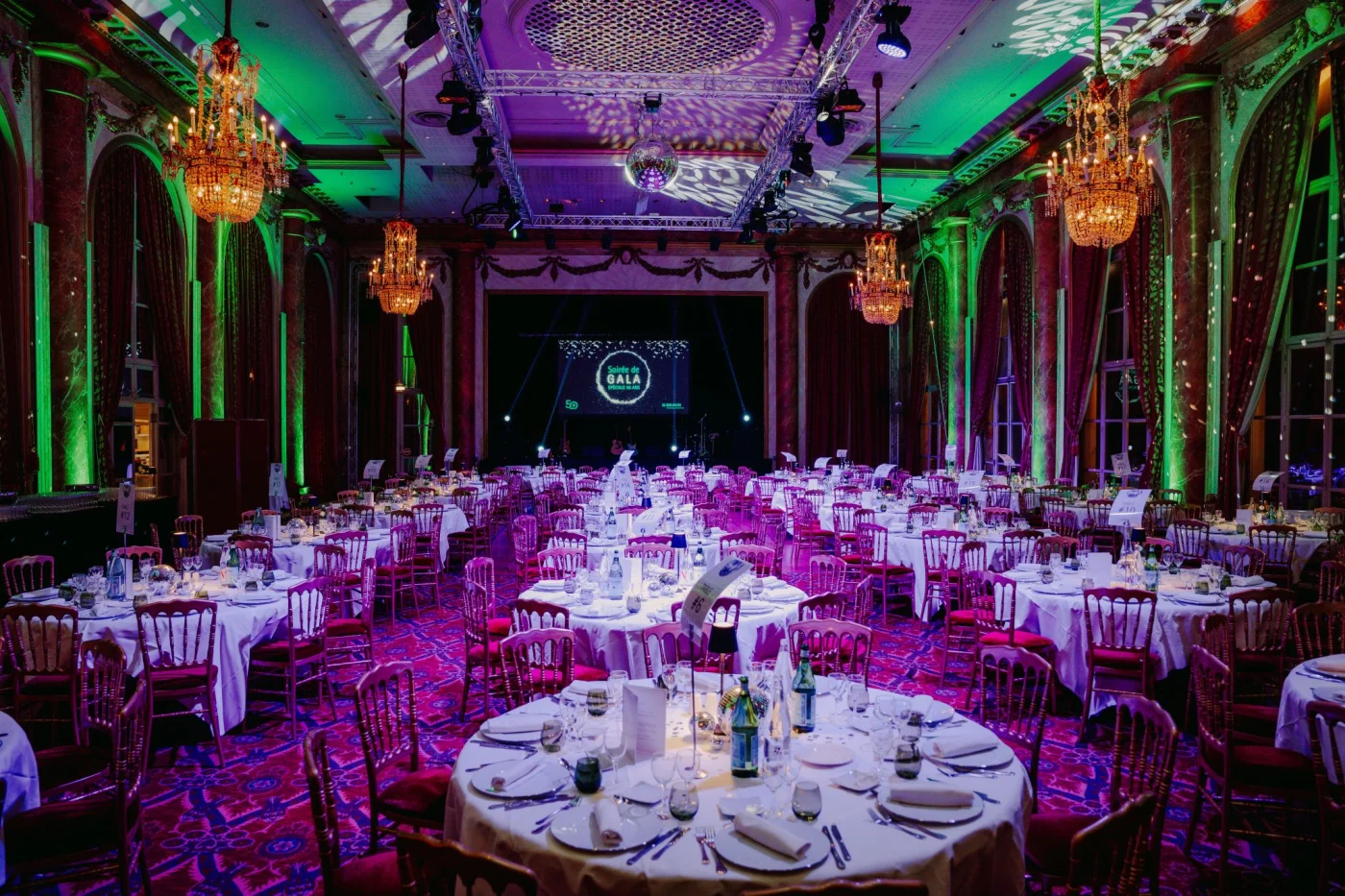 Animation soirée d'entreprise Angers vue sur les bords de Maine en soirée avec tables dressées et lumières — INNOV'events organisation événements