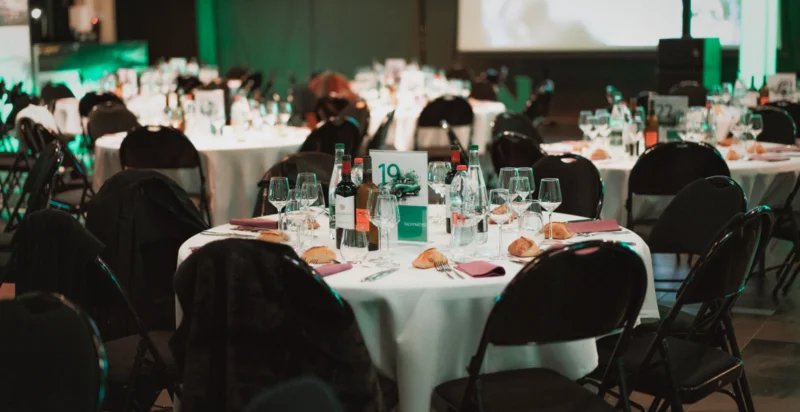 Animation soirée d'entreprise Angers vue sur les bords de Maine en soirée avec tables dressées et lumières — INNOV'events organisation événements