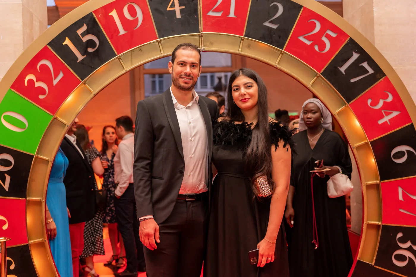 soirée d'entreprise Annecy tables dressées sur terrasse au bord du lac d'Annecy vue sur les Alpes — INNOV'events
