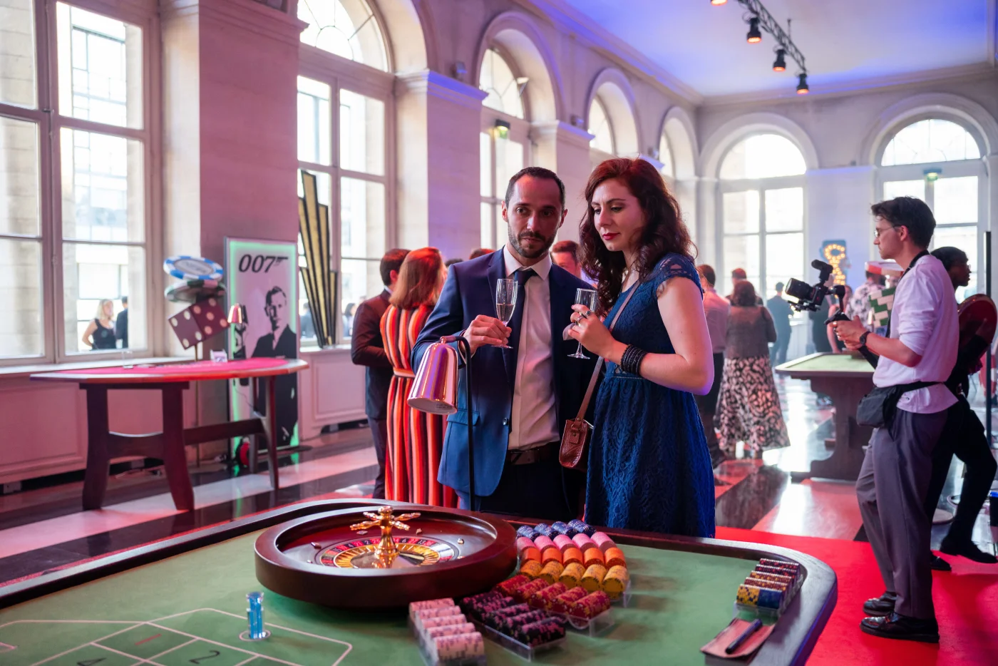 Animation soirée d'entreprise Annecy tables dressées en extérieur face au lac d'Annecy coucher de soleil — INNOV'events organisation événements