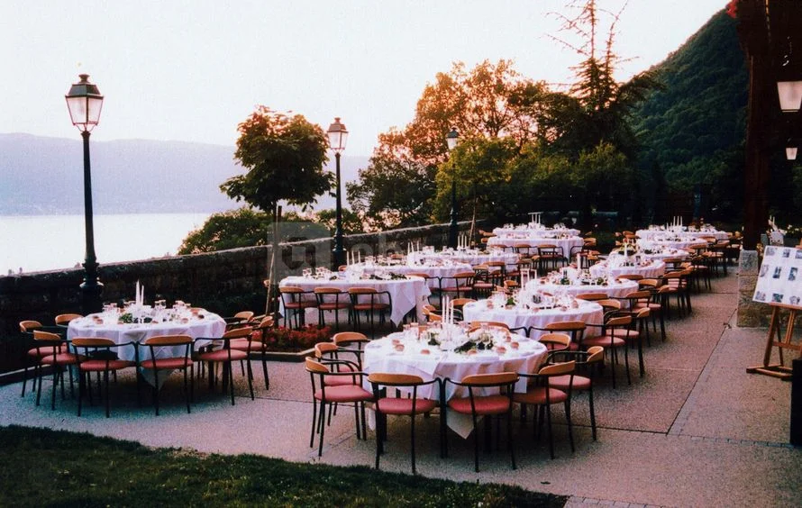 Animation soirée d'entreprise Annecy tables dressées en extérieur face au lac d'Annecy coucher de soleil — INNOV'events organisation événements