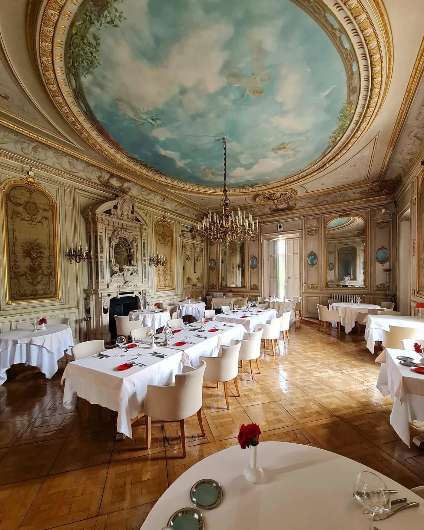 Animation soirée d'entreprise Dijon vue sur les toits de la vieille ville et les vignobles de Bourgogne en arrière-plan — INNOV'events organisation événements