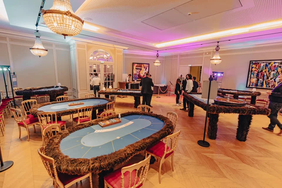 Animation soirée entreprise Grenoble vue sur la Bastille illuminée et les Alpes depuis la terrasse — INNOV'events organisation événements