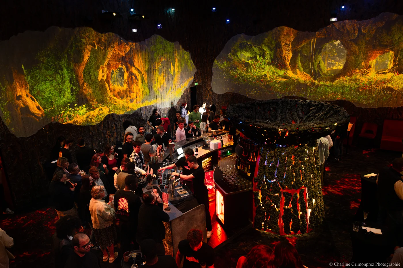 Animation light painting soirée d'entreprise Le Mans cour intérieure médiévale — INNOV'events