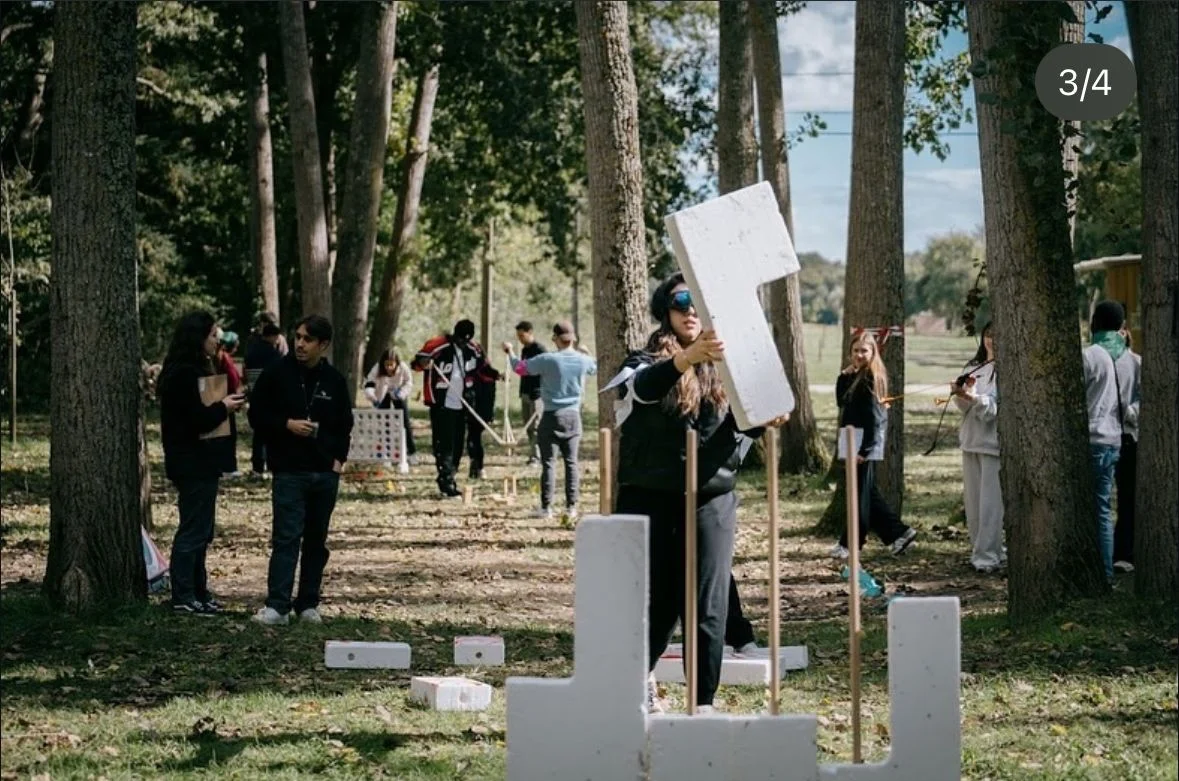 Animation team building Angers groupe d'entreprise en défi sportif sur les berges de la Maine avec le Château d'Angers en arrière-plan — INNOV'events organisation événements