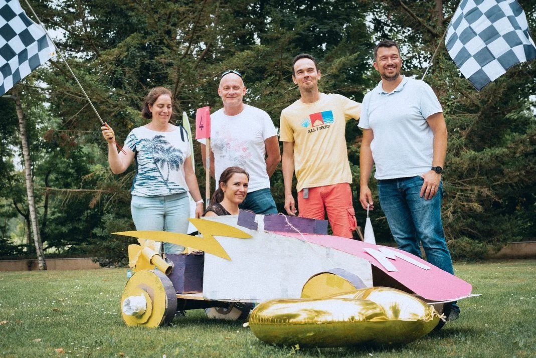 Animation team building Angers groupe d'entreprise en défi sportif sur les berges de la Maine avec le Château d'Angers en arrière-plan — INNOV'events organisation événements