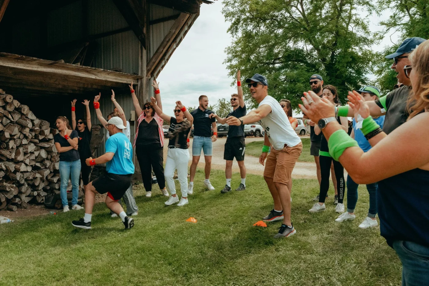 Animation team building Angers groupe d'entreprise en défi sportif sur les berges de la Maine avec le Château d'Angers en arrière-plan — INNOV'events organisation événements