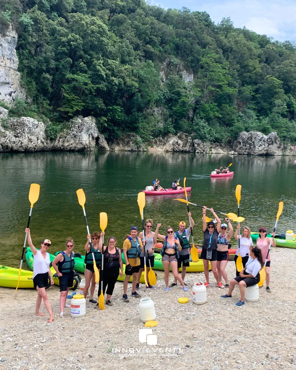 Team building Annecy groupes en kayak sur le lac avec reflet des montagnes des Alpes — INNOV'events