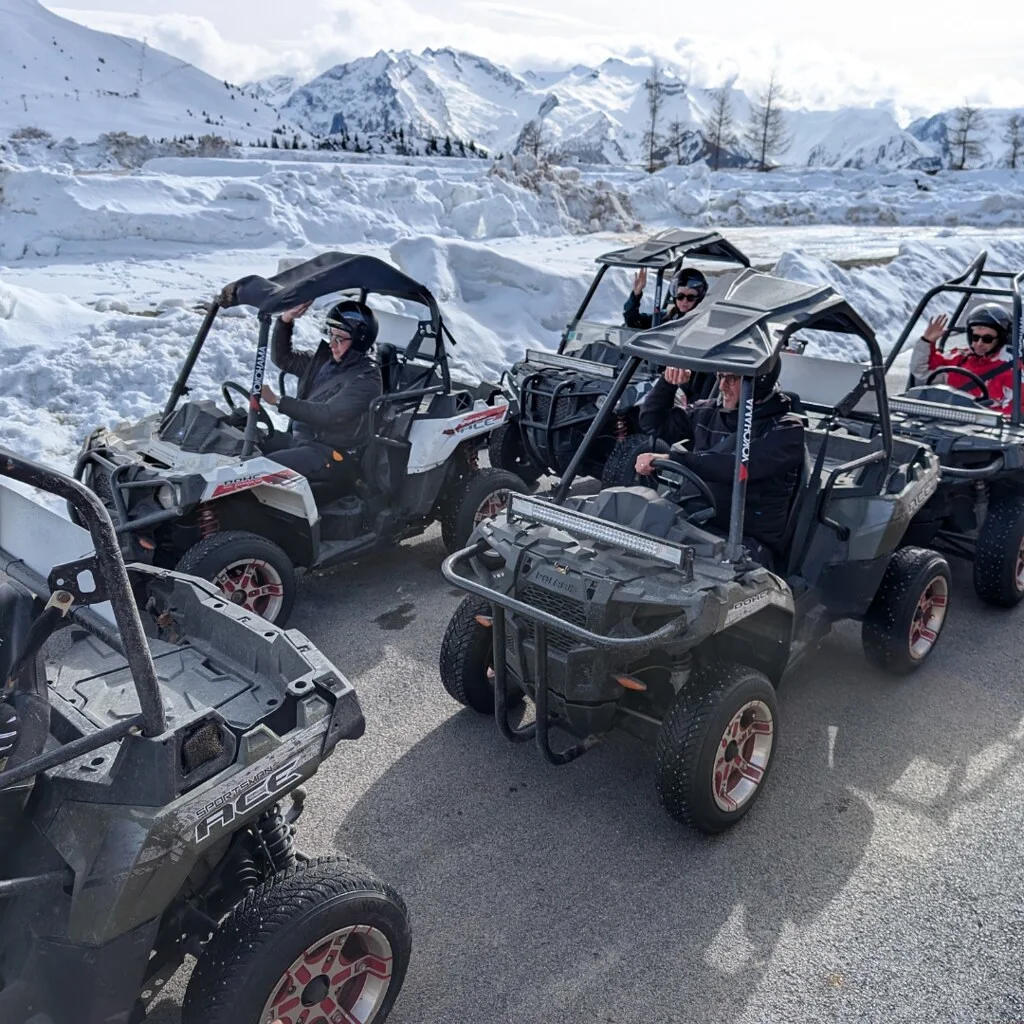 Animation team building Annecy équipes en défi kayak sur le lac avec les Alpes en fond — INNOV'events organisation événements