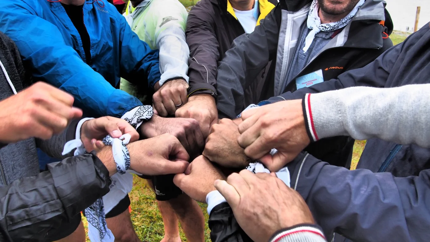 Animation team building Bordeaux groupes en défi en plein air sur les quais de la Garonne face au Miroir d'eau — INNOV'events organisation événements