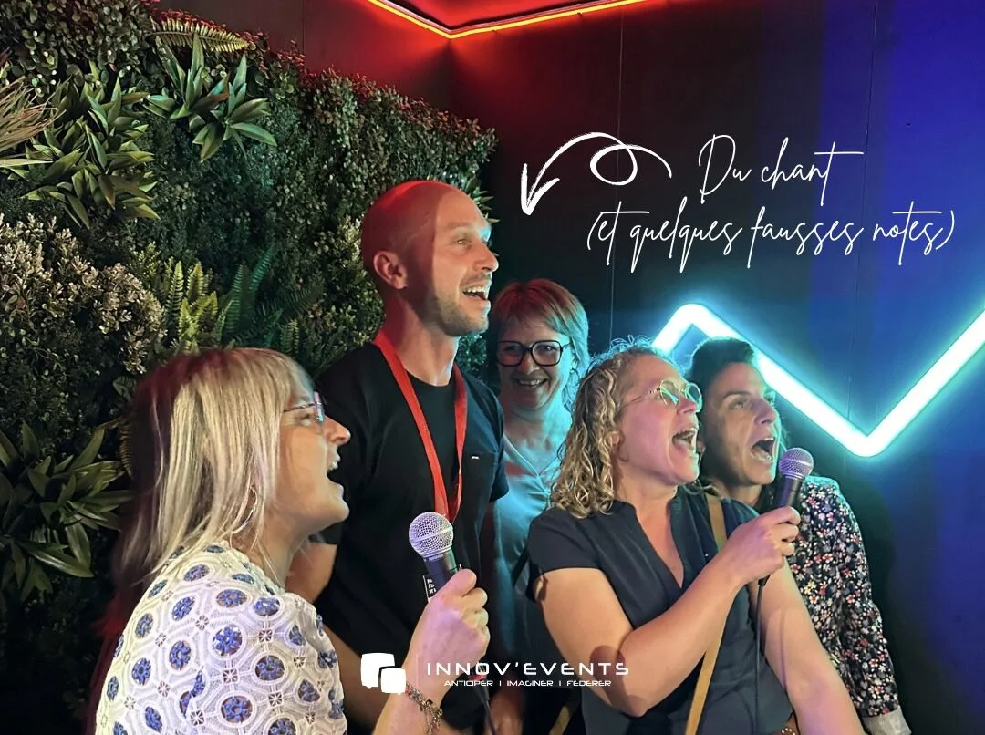 Team building Laval groupe en challenge collectif sur les berges de la Mayenne avec le vieux château en arrière-plan — INNOV'events