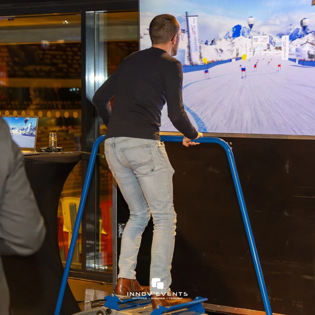 Animation team building Laval groupe traversant les bords de la Mayenne lors d'un rallye urbain — INNOV'events organisation événements