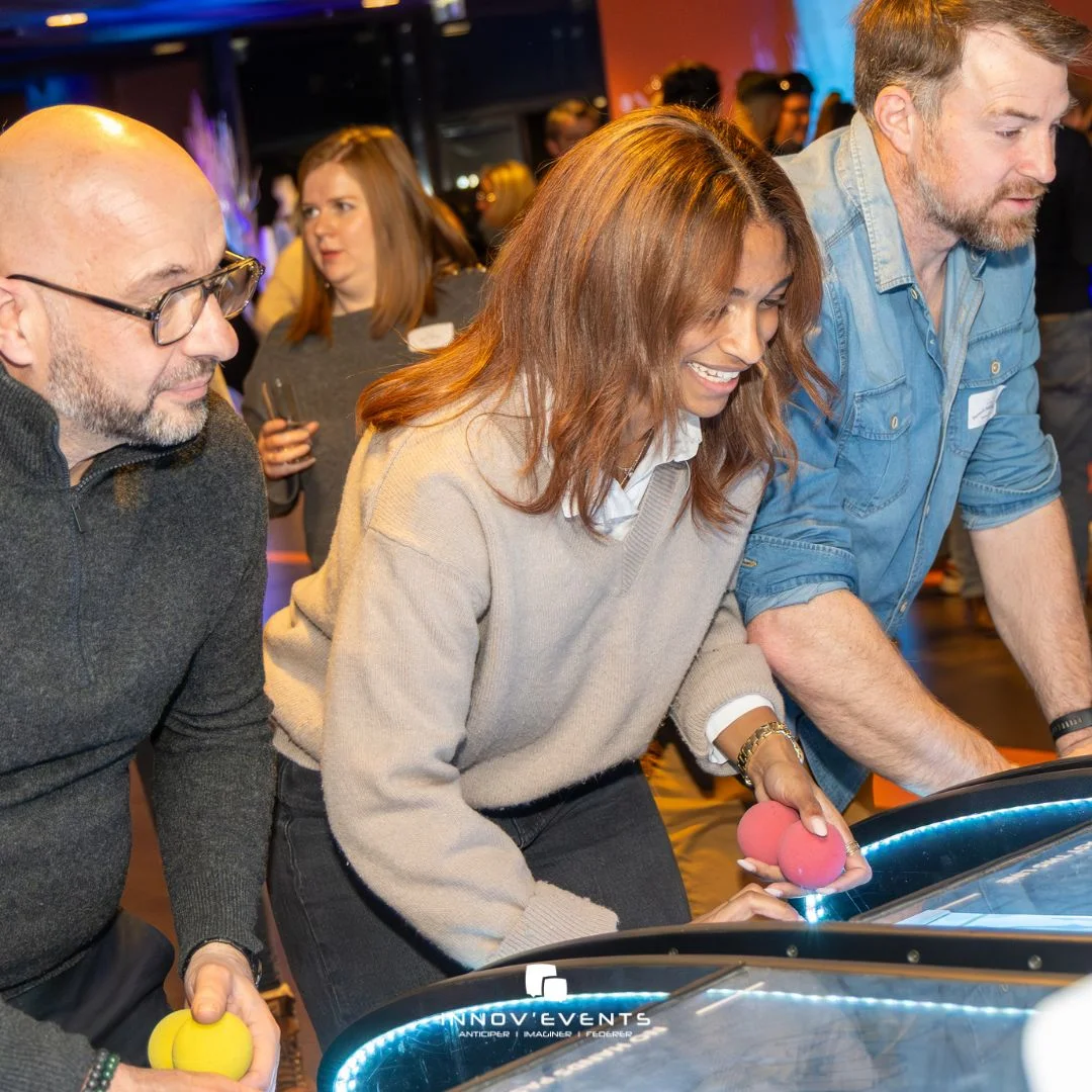 Animation team building Laval groupe traversant les bords de la Mayenne lors d'un rallye urbain — INNOV'events organisation événements