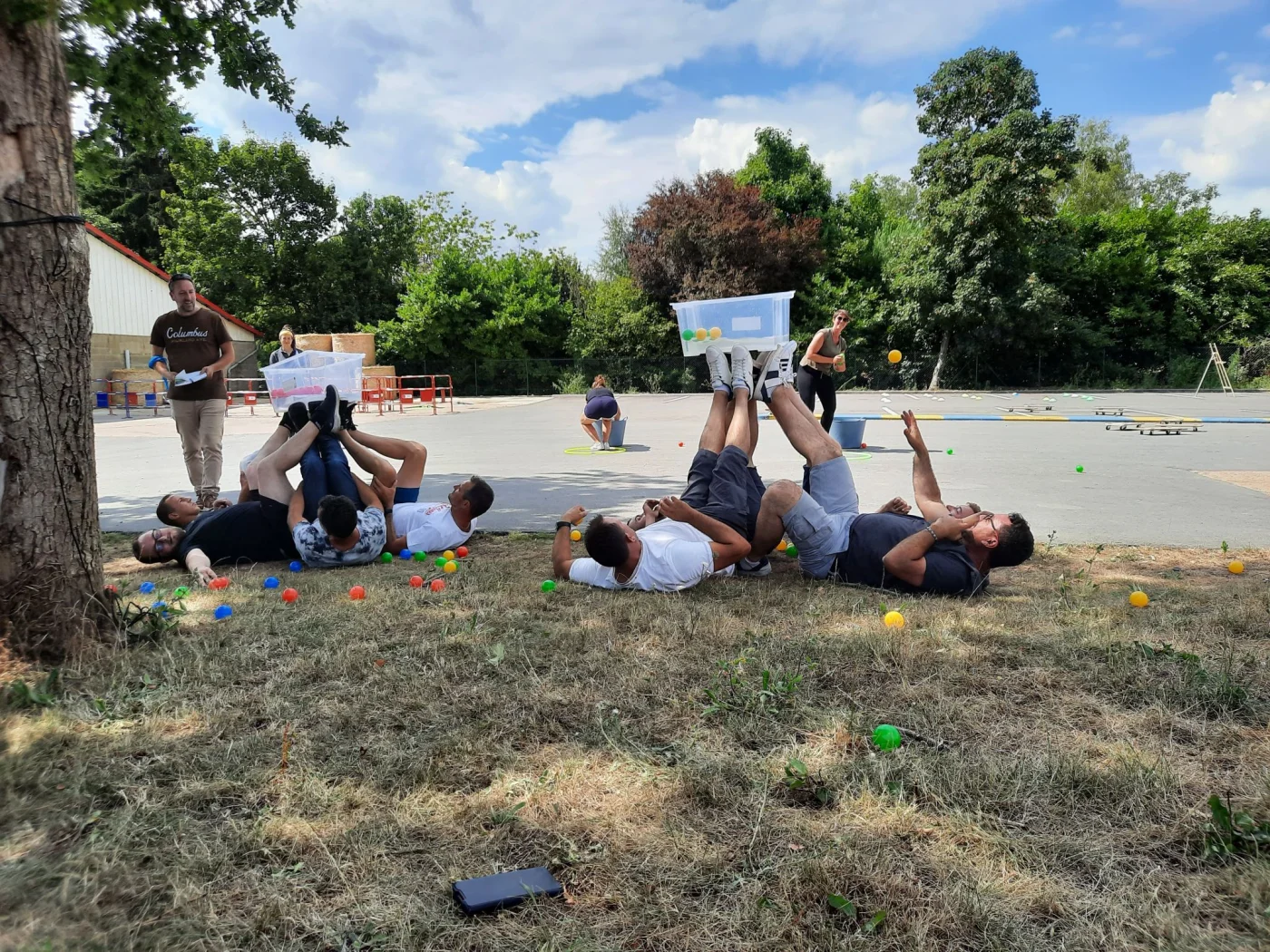 Animation team building Le Mans groupe en rallye urbain dans les rues médiévales du Vieux-Mans — INNOV'events organisation événements