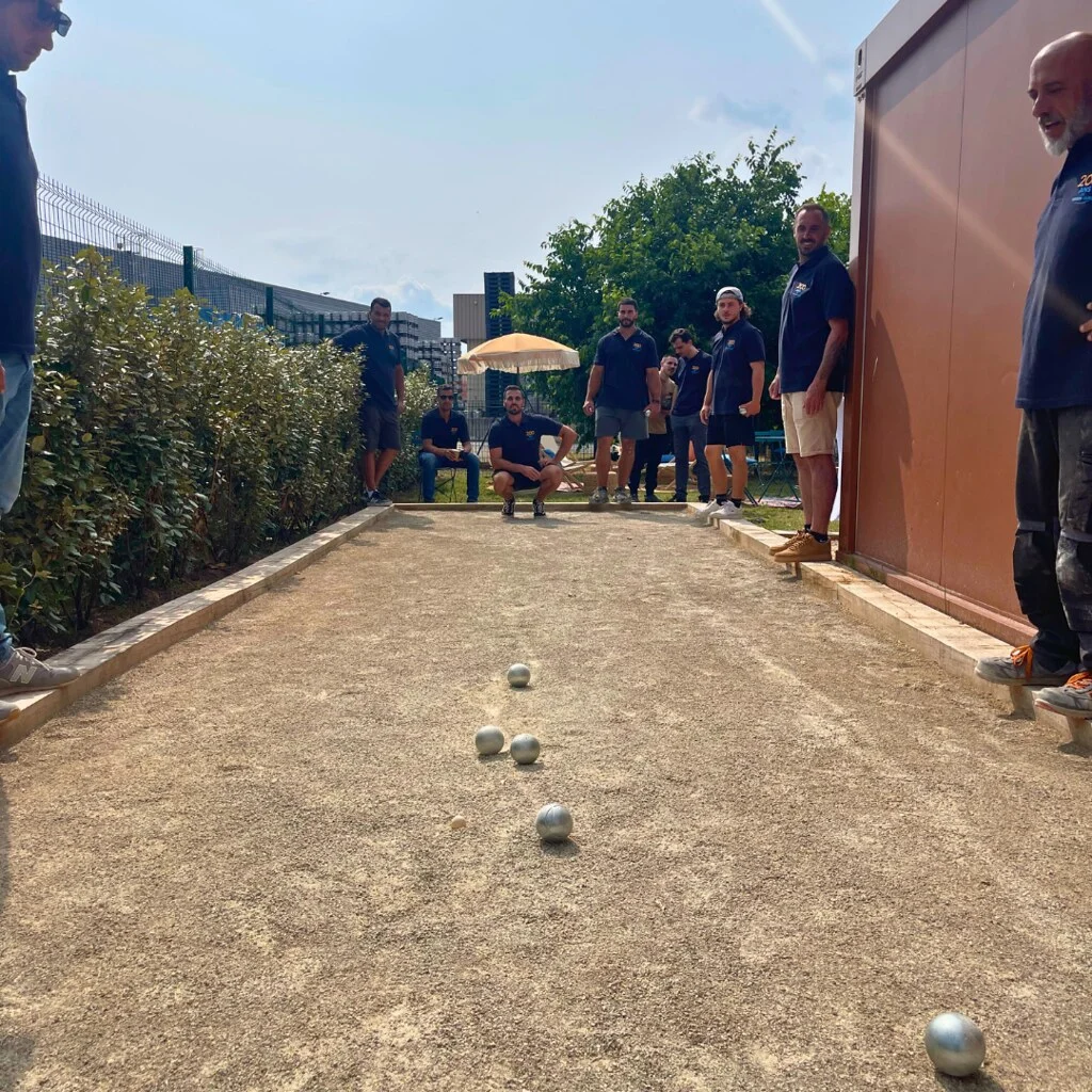 Animation team building Marseille équipes en challenge sportif face à la mer sur la Corniche Kennedy — INNOV'events organisation événements