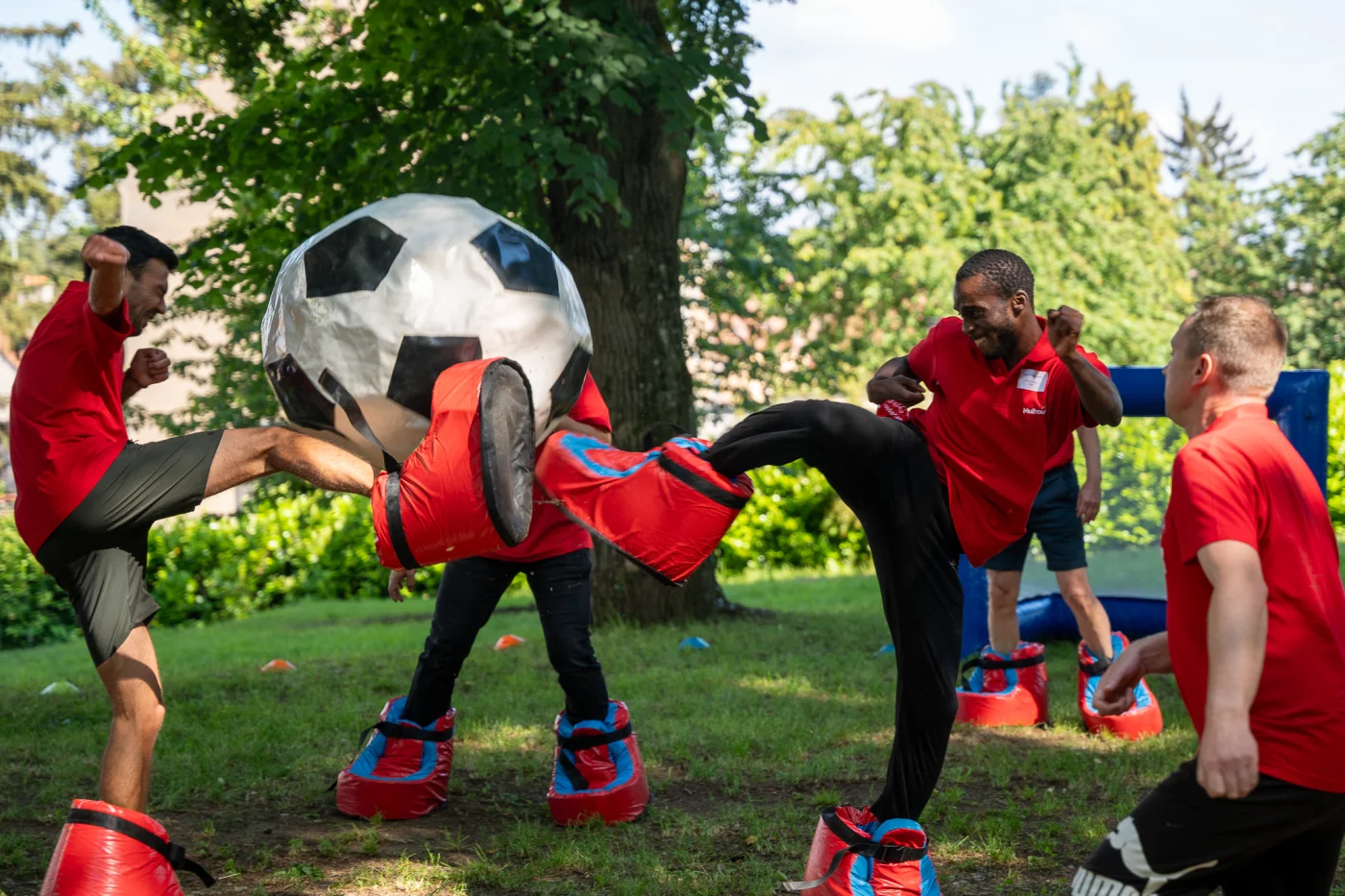 Team Building entreprise Toulon équipes en activité nautique sur la rade avec la presqu'île de Saint-Mandrier en arrière-plan — INNOV'events