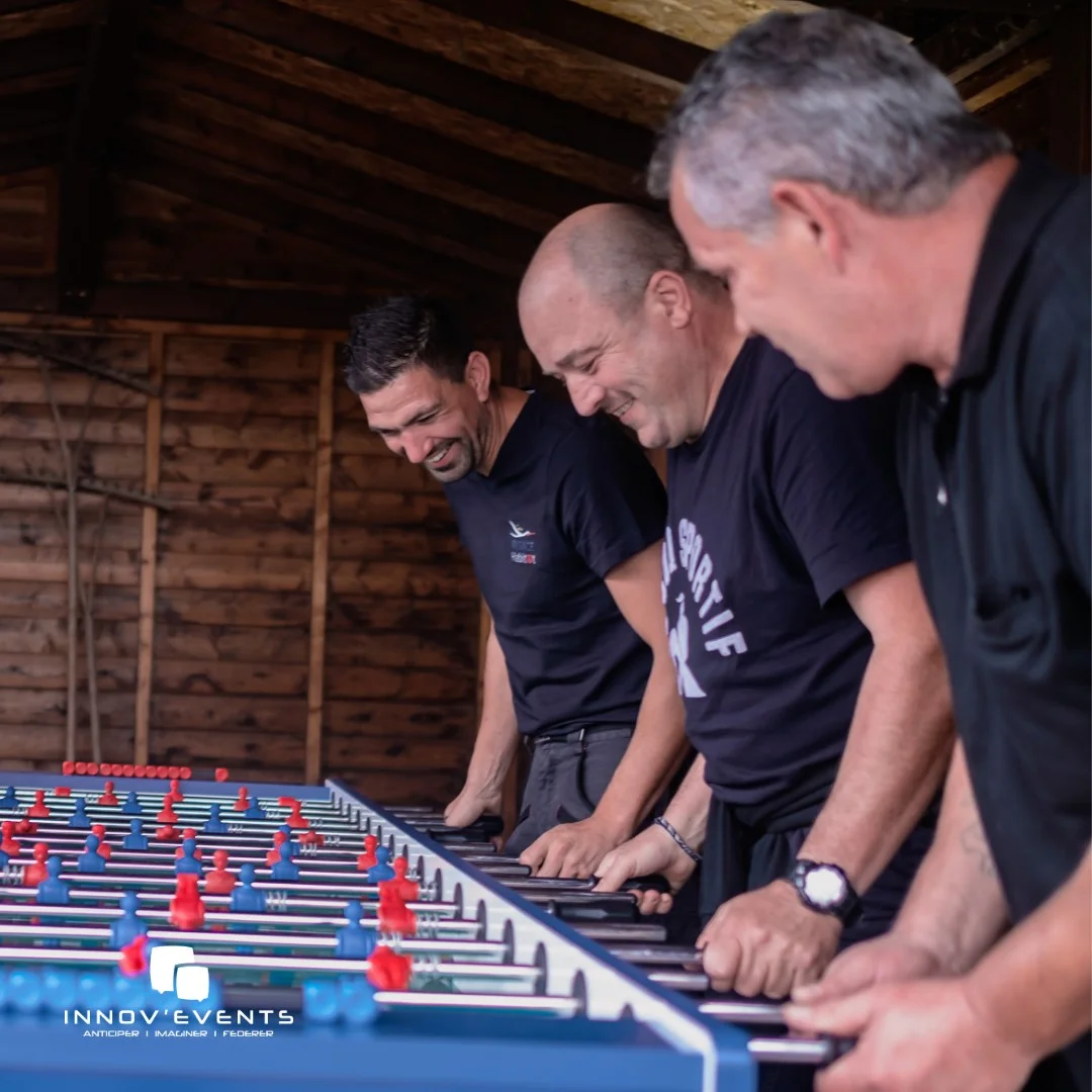 Animation team building Toulon groupe en challenge outdoor sur les hauteurs du Mont Faron avec vue sur la rade et la Méditerranée — INNOV'events organisation événements