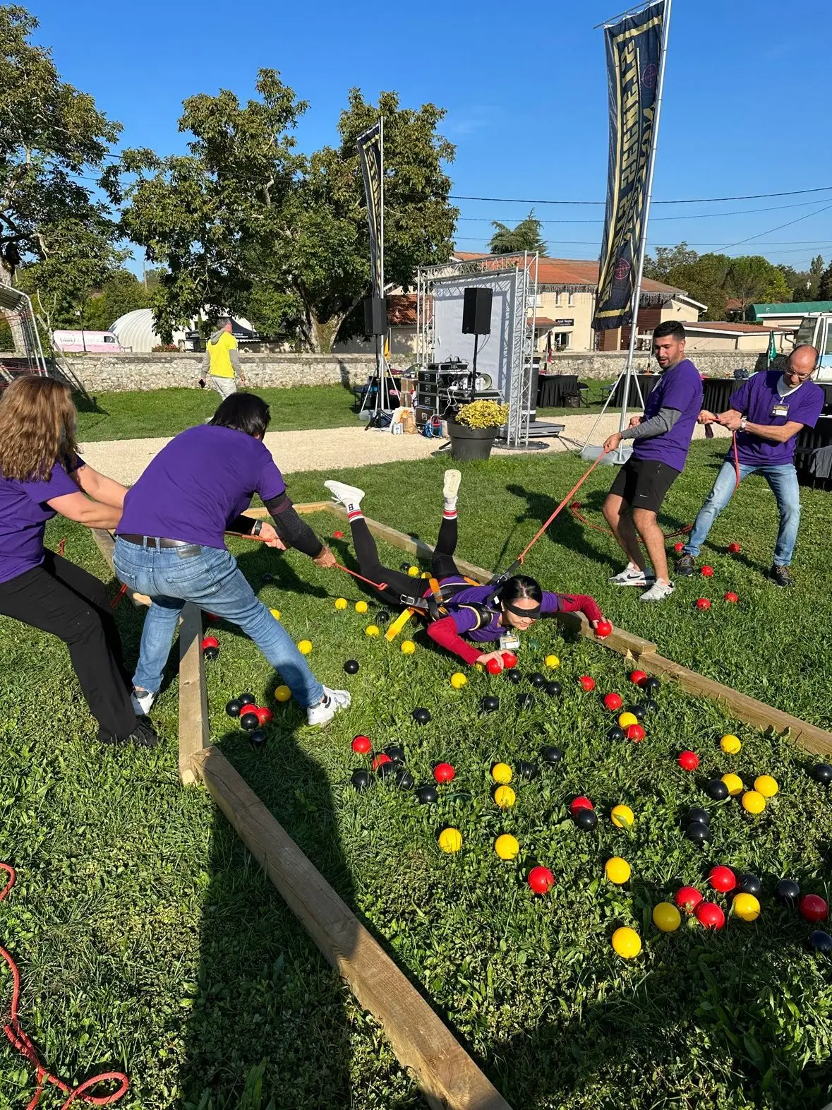 Animation team building Paris groupes en défi sportif sur les quais de Seine vue sur la Tour Eiffel — INNOV'events organisation événements