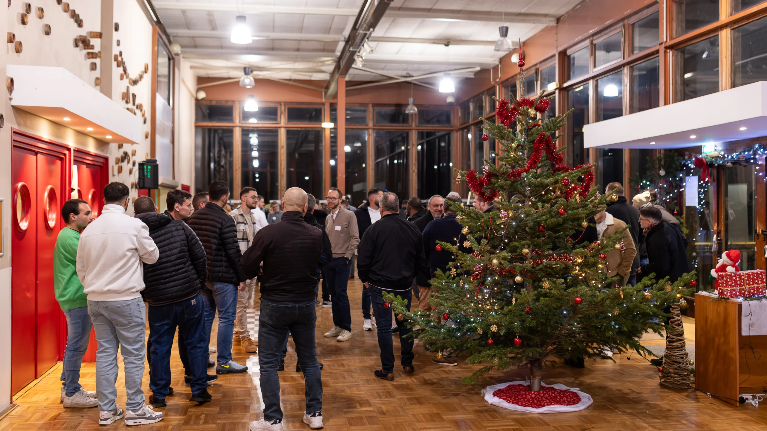 Arbre de Noël Bordeaux chai illuminé tables dressées fête entreprise INNOV'events