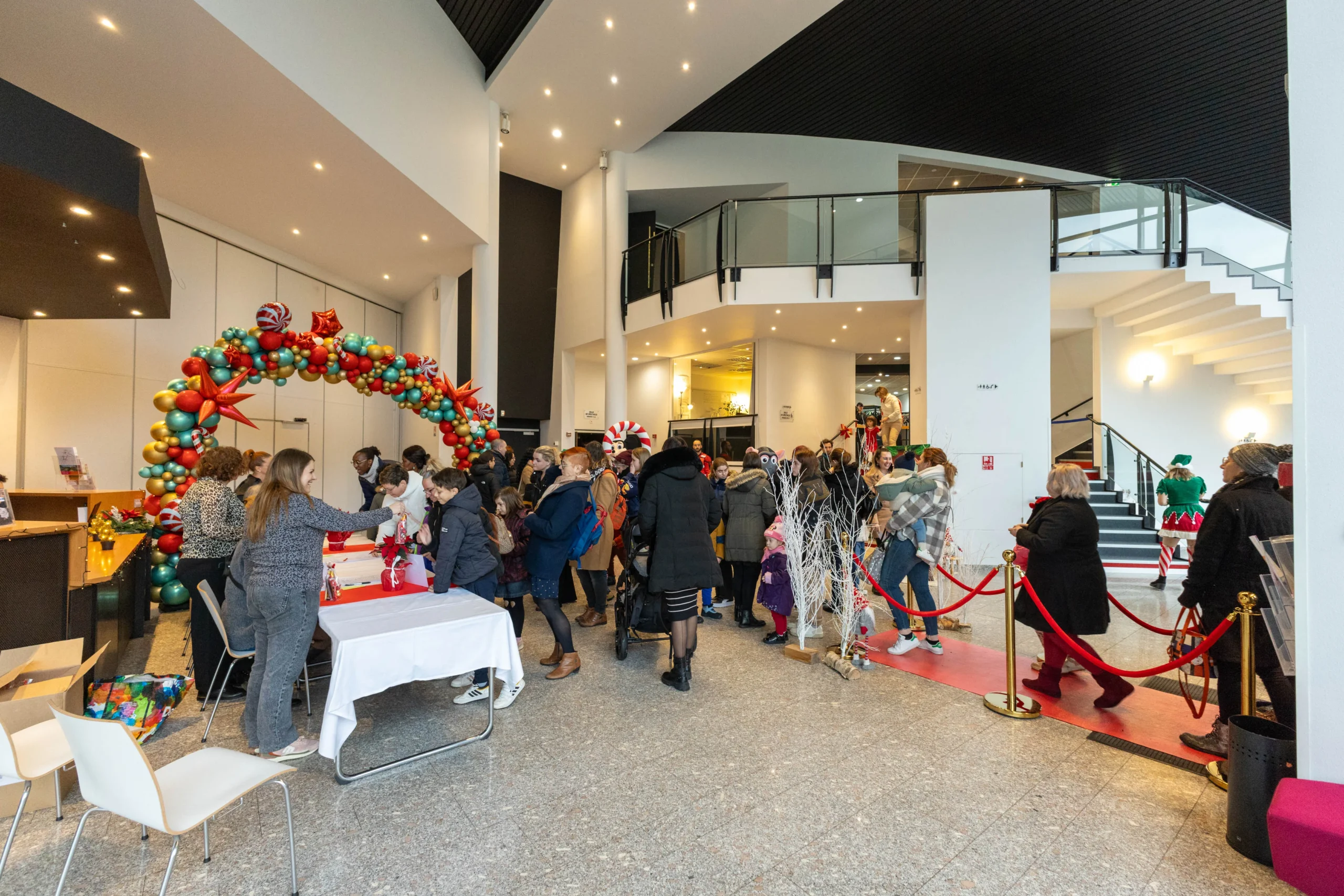 Animation Père Noël arbre de Noël Nantes remise de cadeaux aux enfants INNOV'events