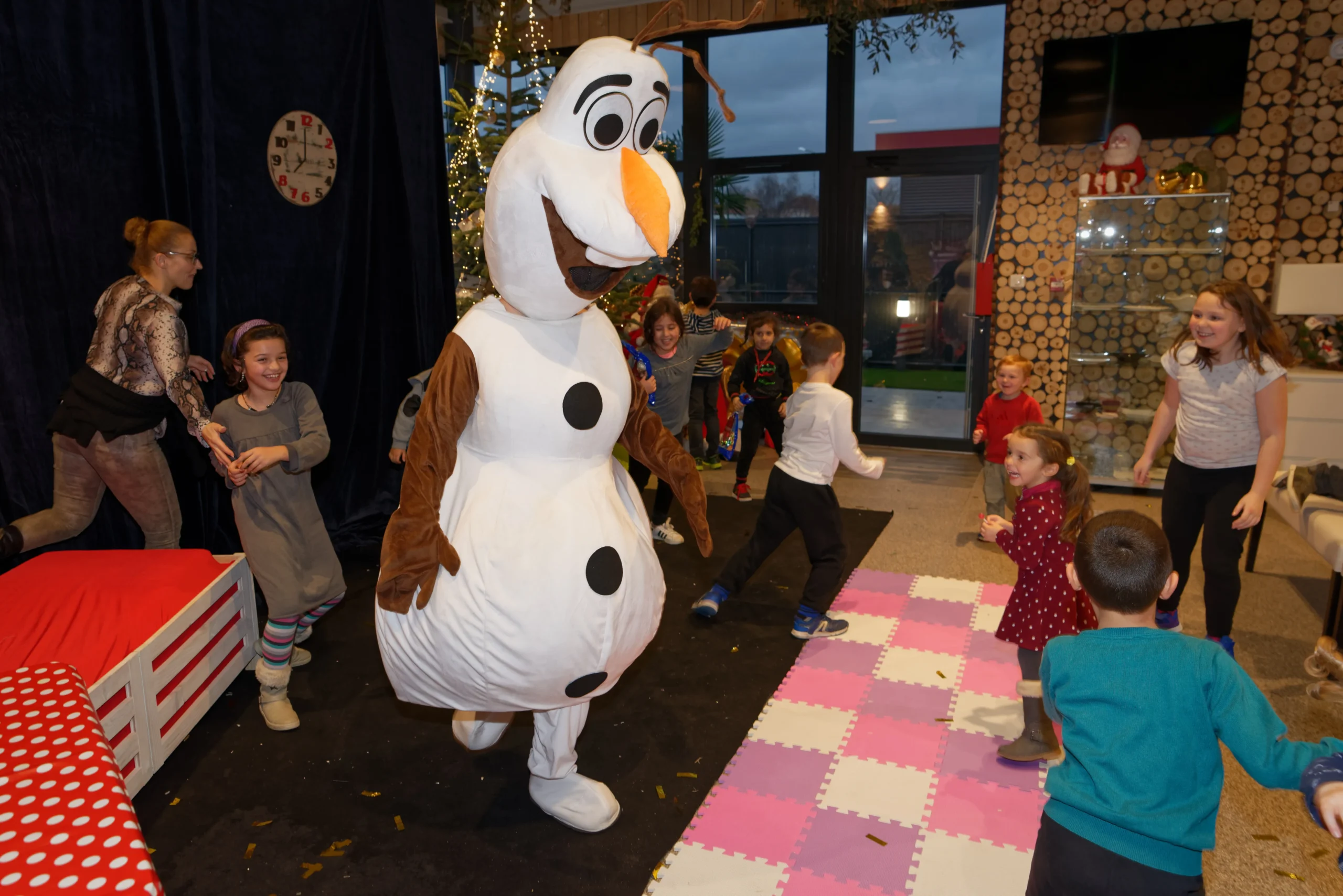 Animation Père Noël arbre de Noël Besançon remise cadeaux enfants INNOV'events