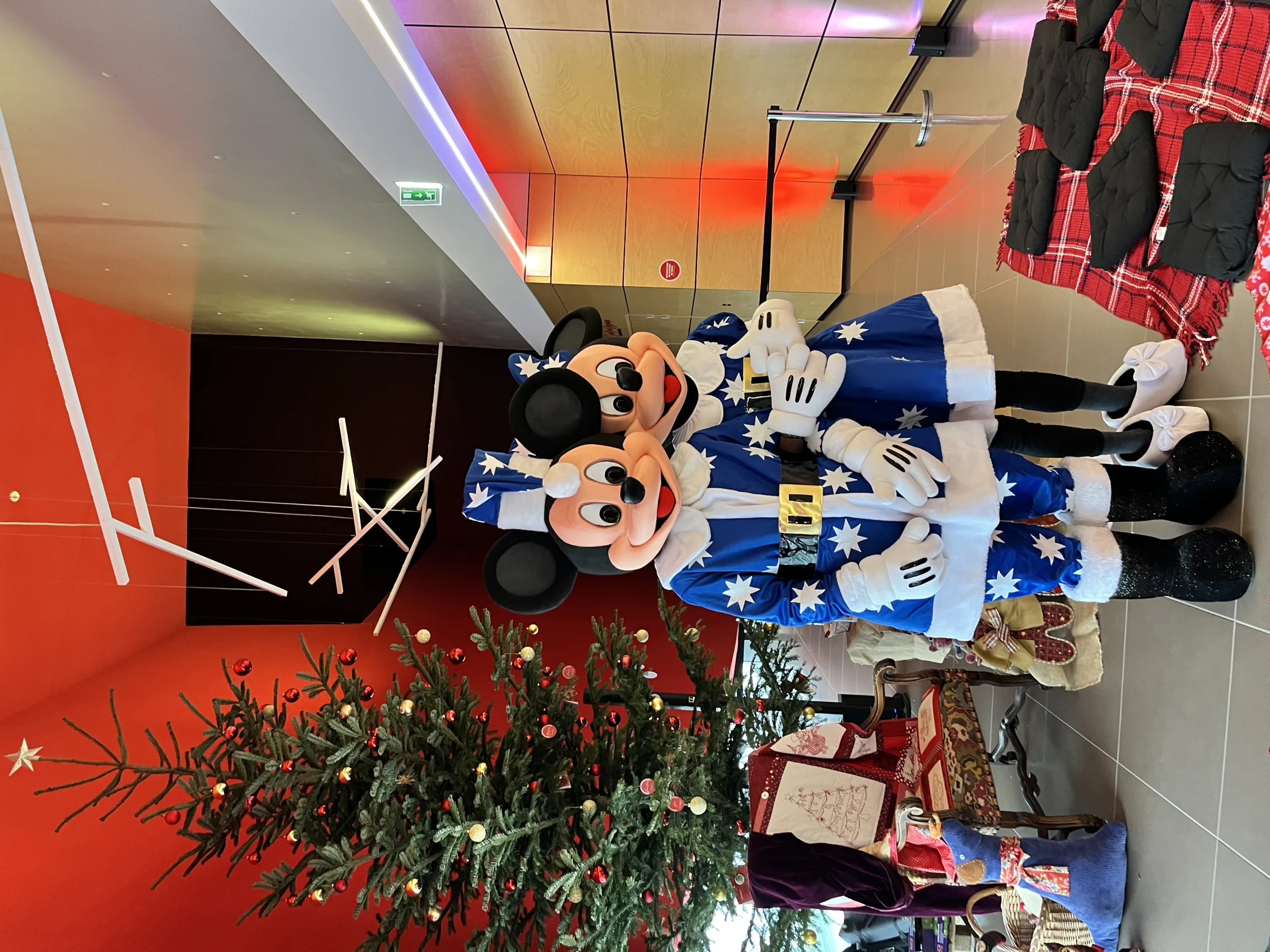 Spectacle de Noël pour enfants Laval décor sapin géant Espace Mayenne INNOV'events