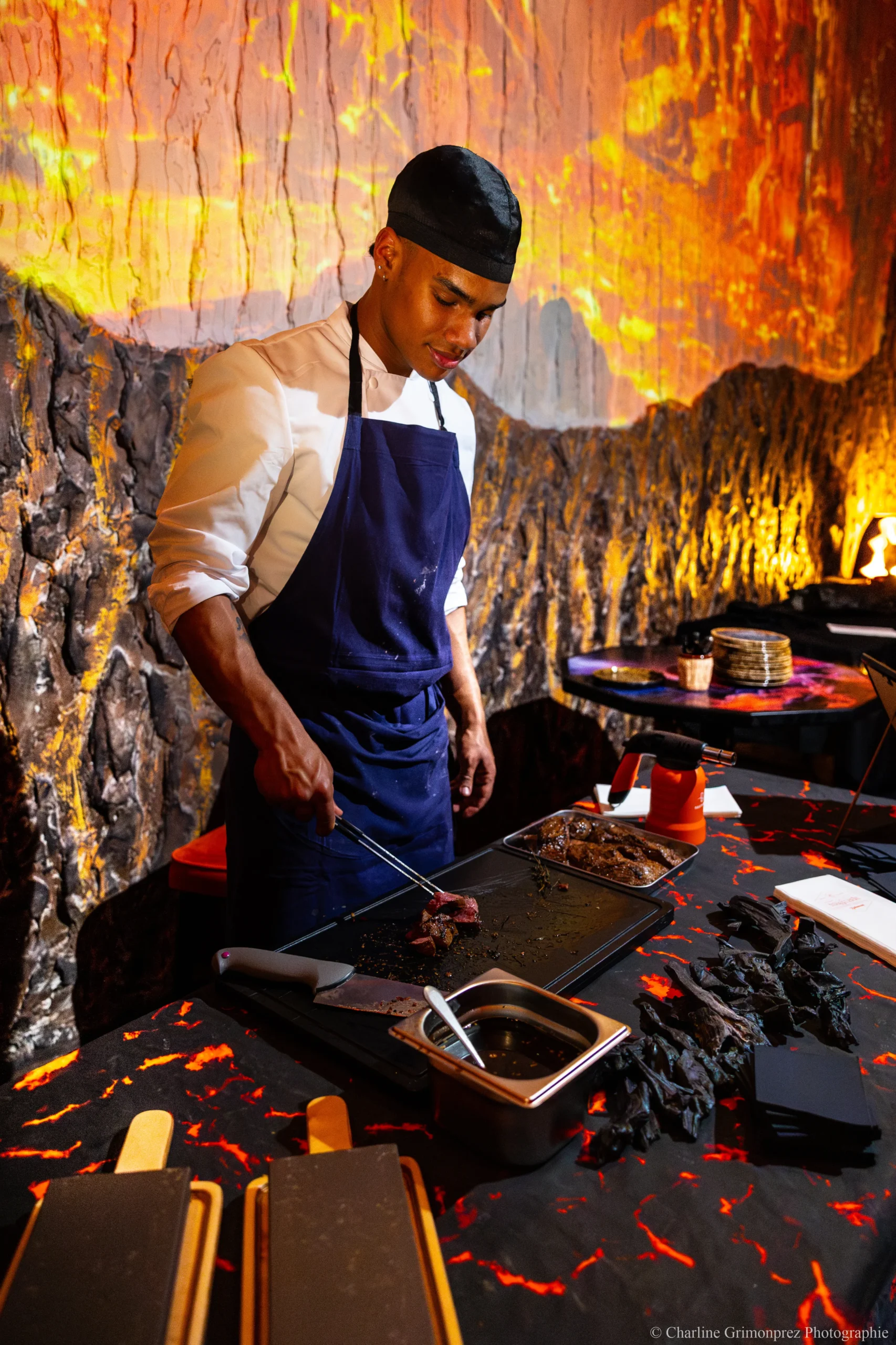 Cocktail dînatoire service traiteur Metz Arsenal tables hautes lumières tamisées INNOV'events