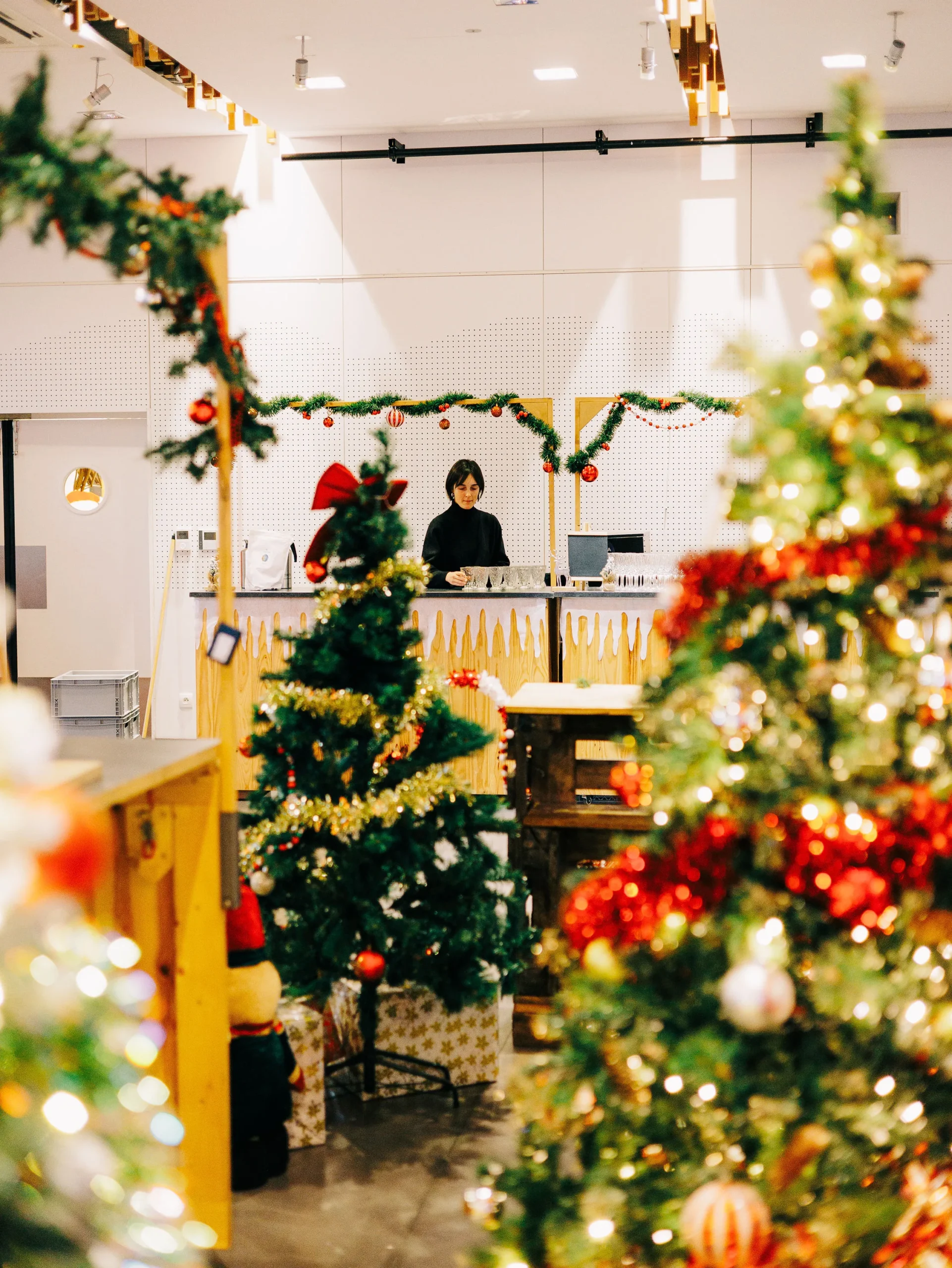 Spectacle de Noël entreprise Chartres artistes sur scène devant familles INNOV'events