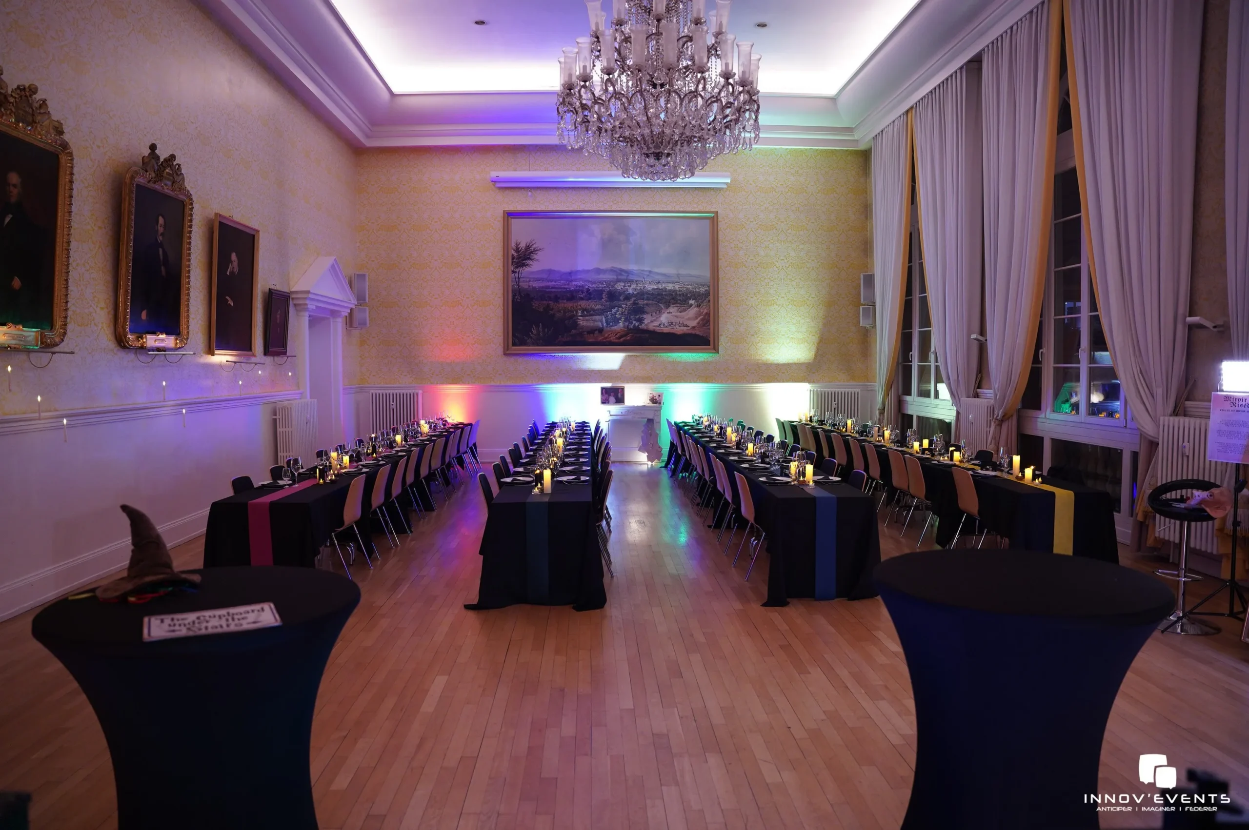 Gala entreprise Bourges, salle de réception éclairée au coucher du soleil, cathédrale en arrière-plan INNOV'events