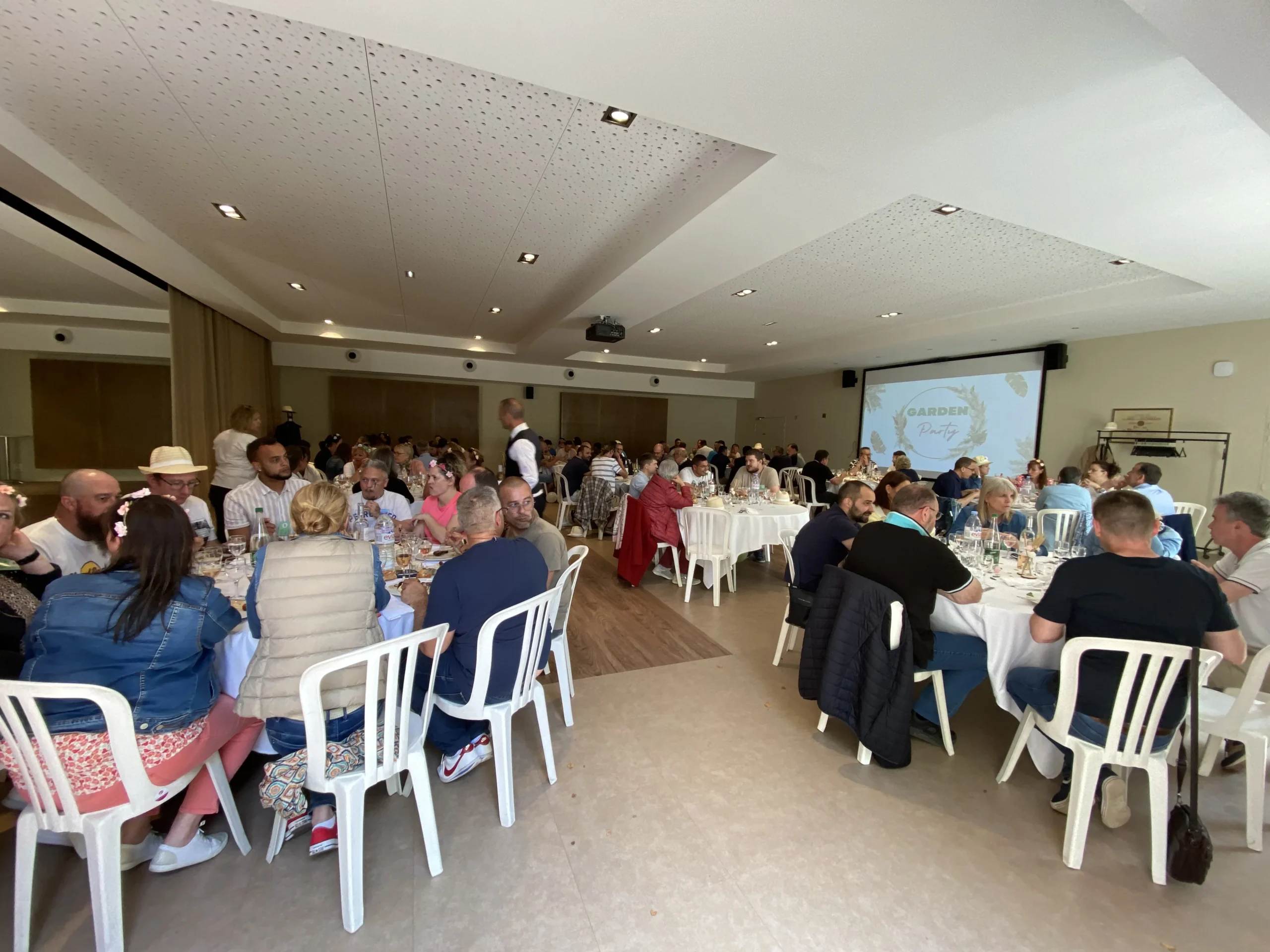 Lieu événementiel repas d'entreprise Paris salle voûtée lumière dorée INNOV'events