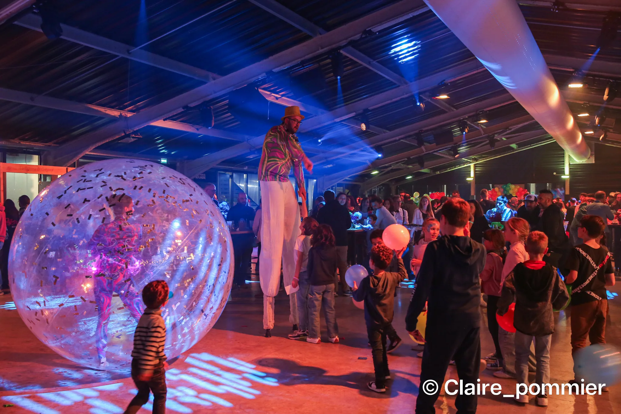 Animation Père Noël fête d'arbre de Noël pour enfants Metz distribution cadeaux salle INNOV'events