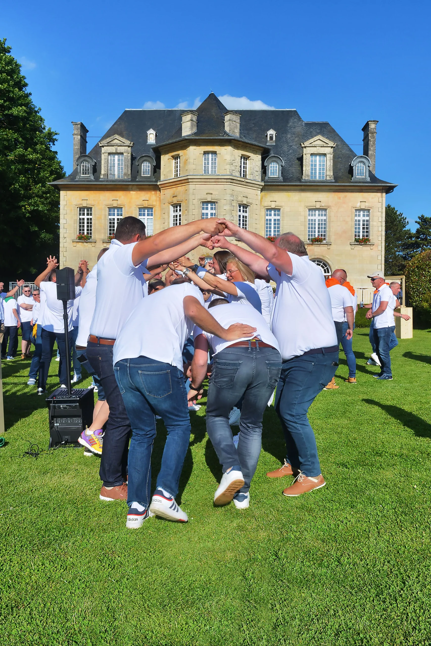 Animation oenologie team building Colmar groupes en atelier dégustation dans une cave alsacienne INNOV'events