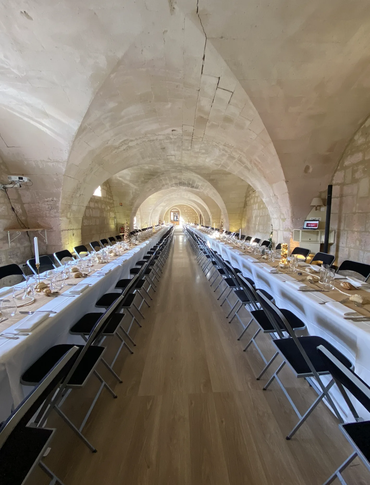 Repas d'entreprise Rouen salle voûtée médiévale dressée pour 80 personnes INNOV'events organisation d'événements