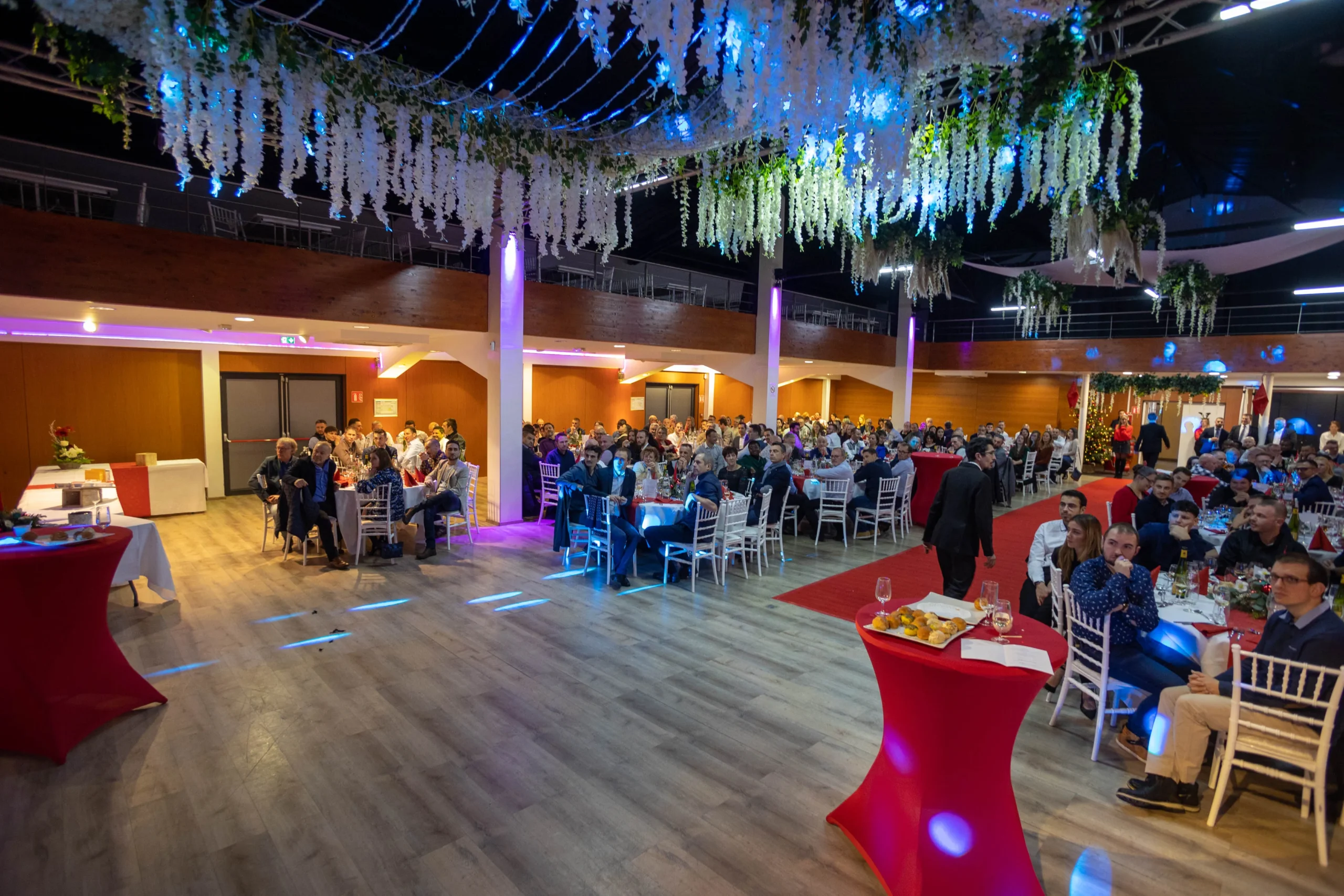 Repas d'entreprise Metz salle voûtée Arsenal tables rondes dressées INNOV'events