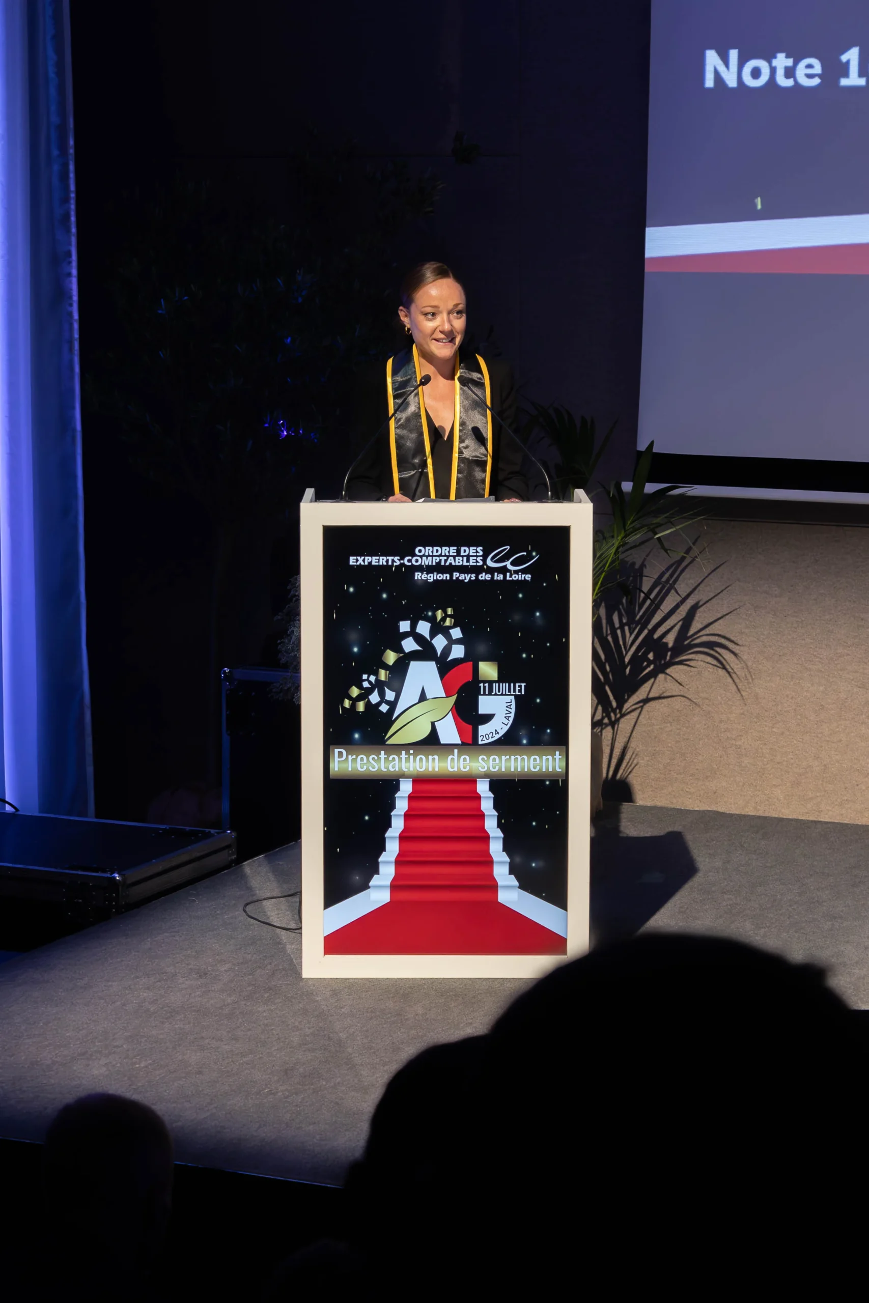 Discours direction vœux annuels Orléans scène éclairée salle de congrès INNOV'events