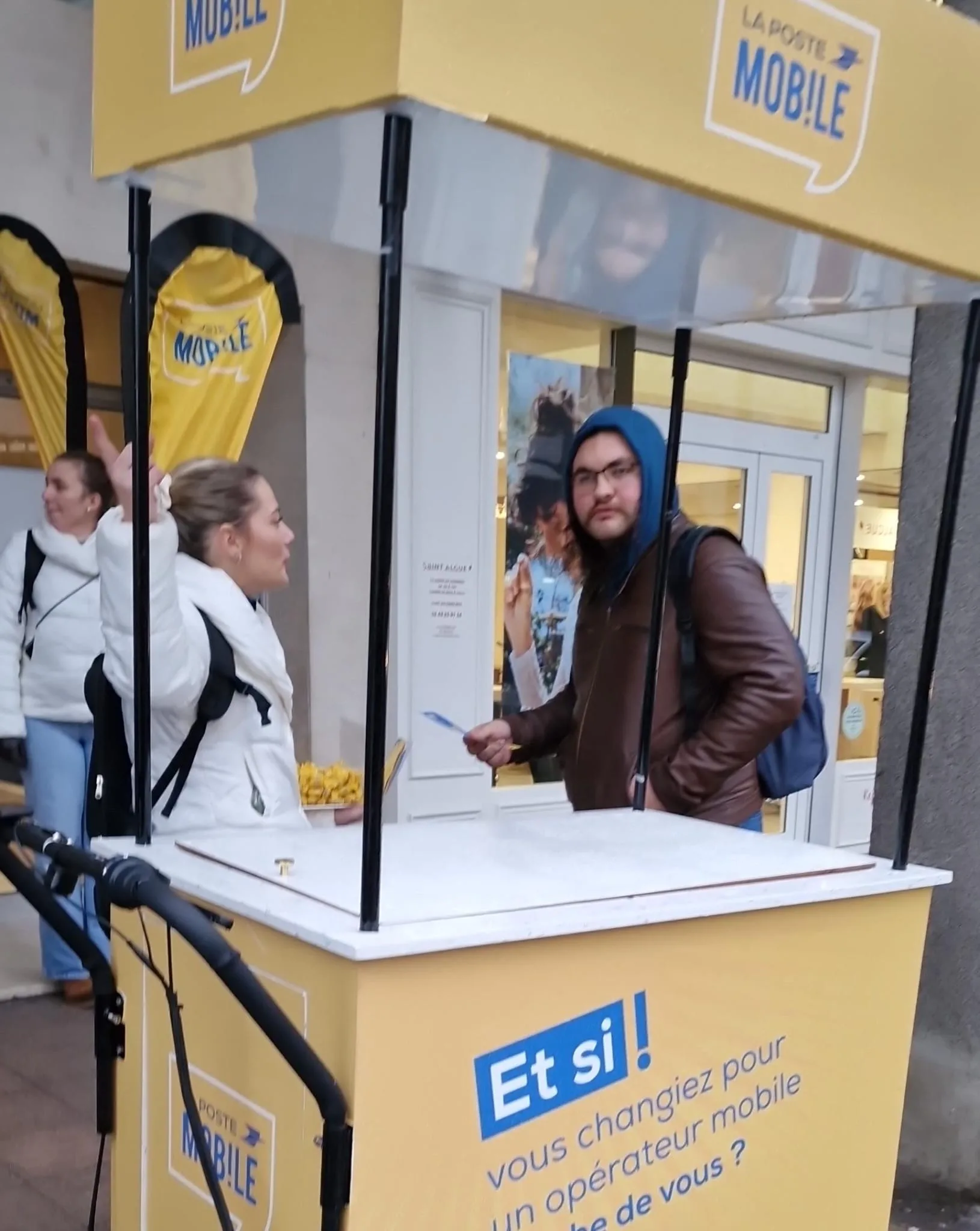 Animation hôtesses événementielles street-marketing Poitiers gare TGV INNOV'events